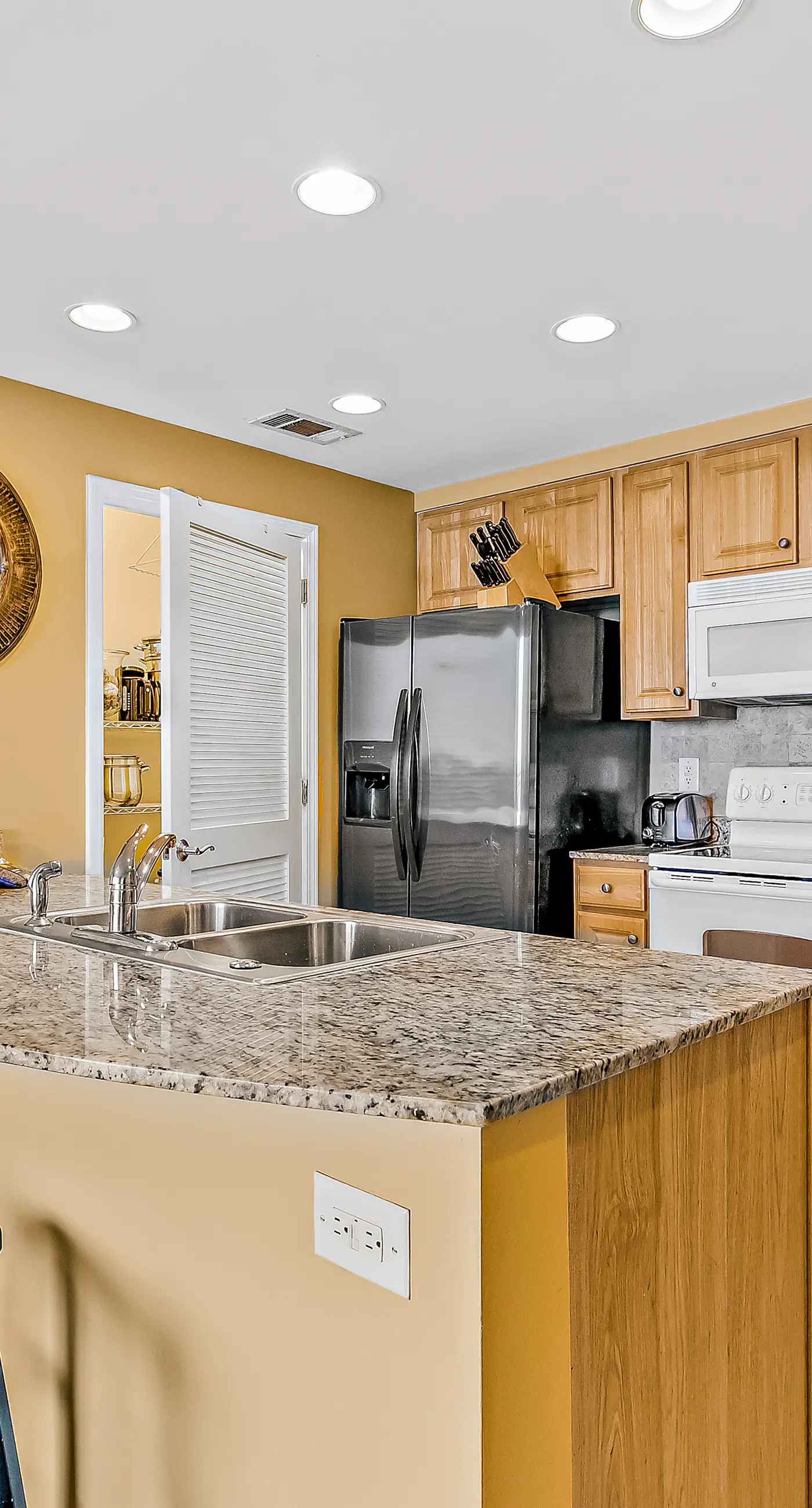 18th-Floor oceanfront condo with WiFi, W/D, central AC, pools/hot tub