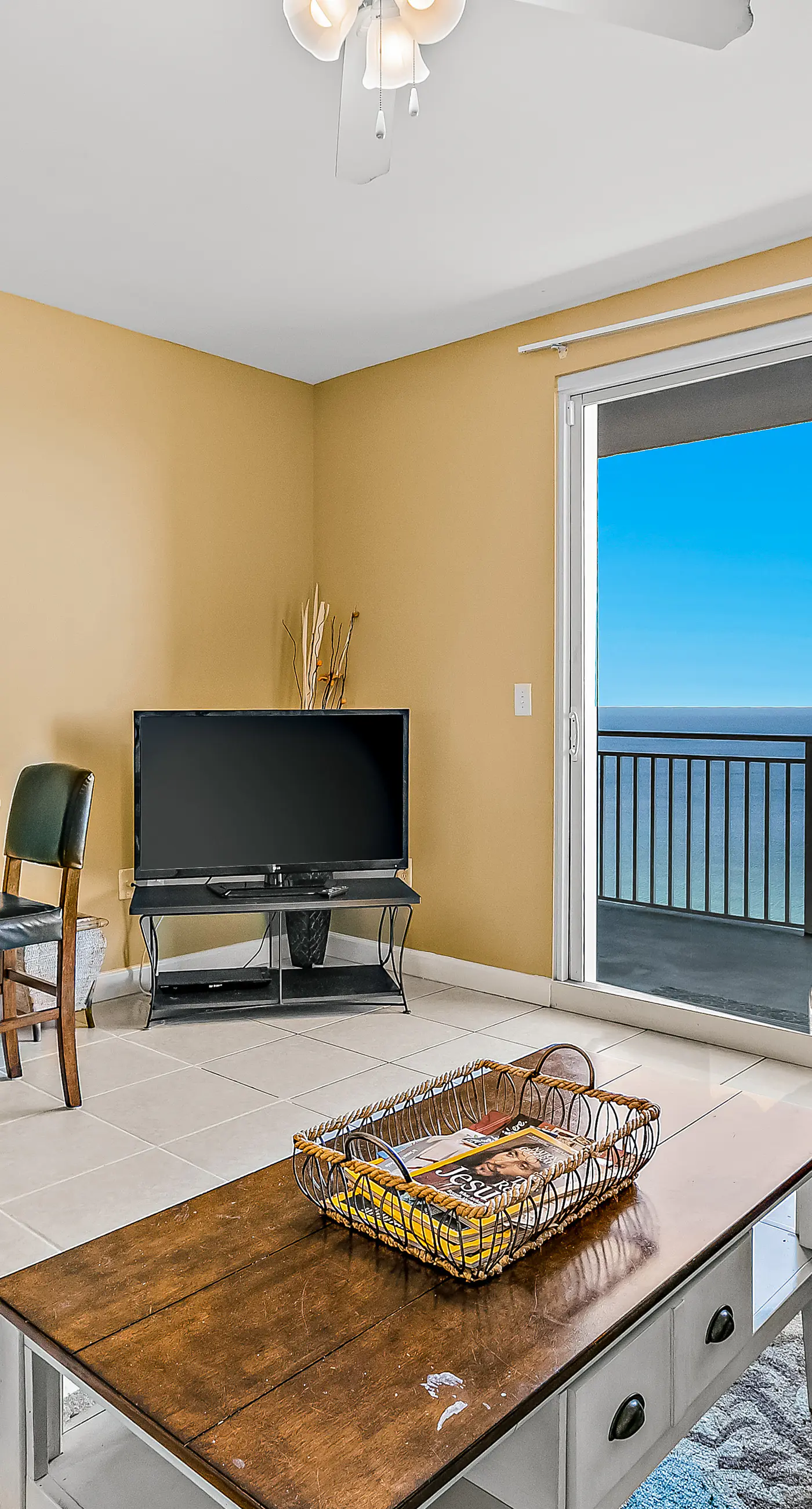 18th-Floor oceanfront condo with WiFi, W/D, central AC, pools/hot tub