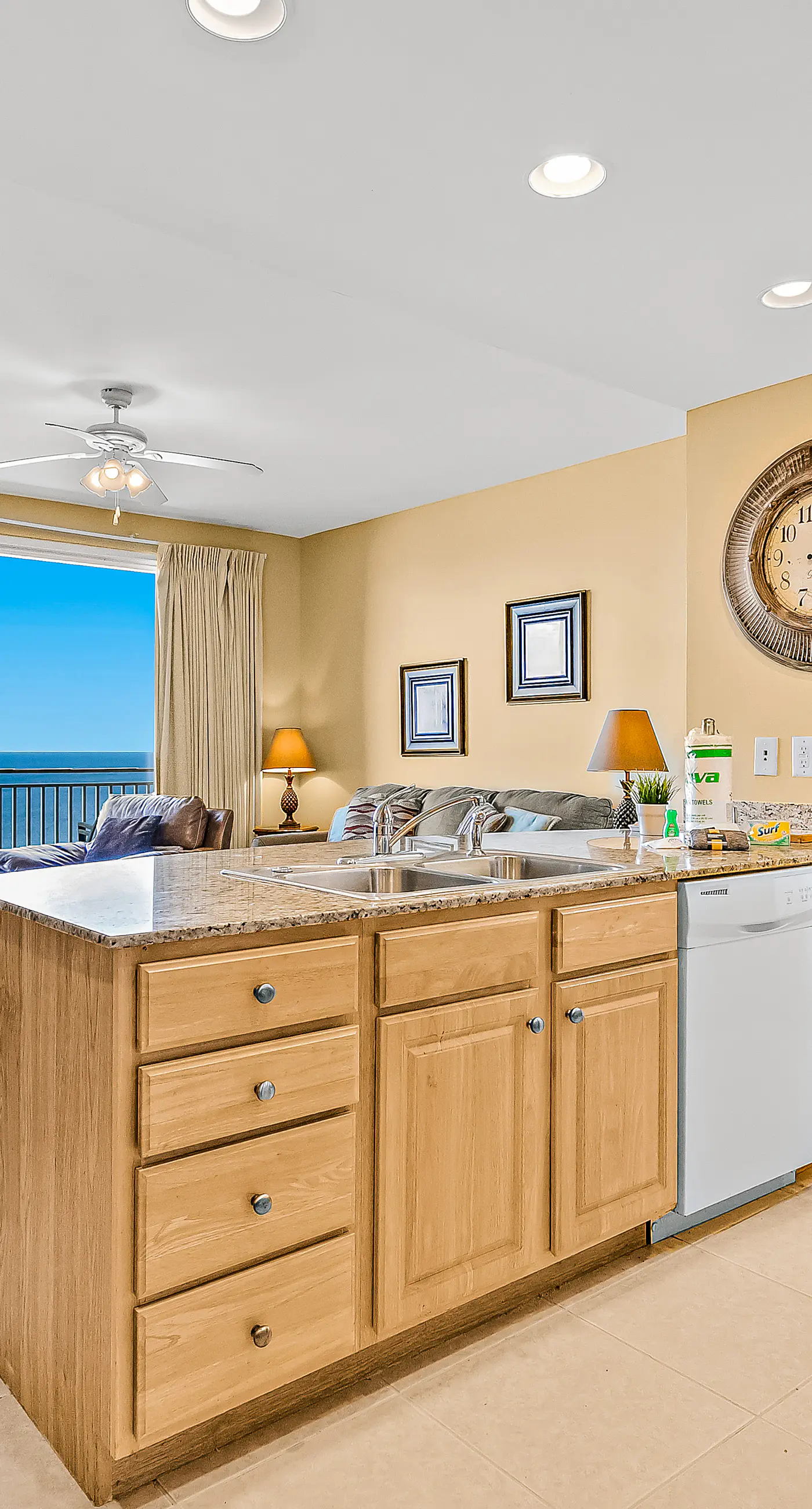 18th-Floor oceanfront condo with WiFi, W/D, central AC, pools/hot tub