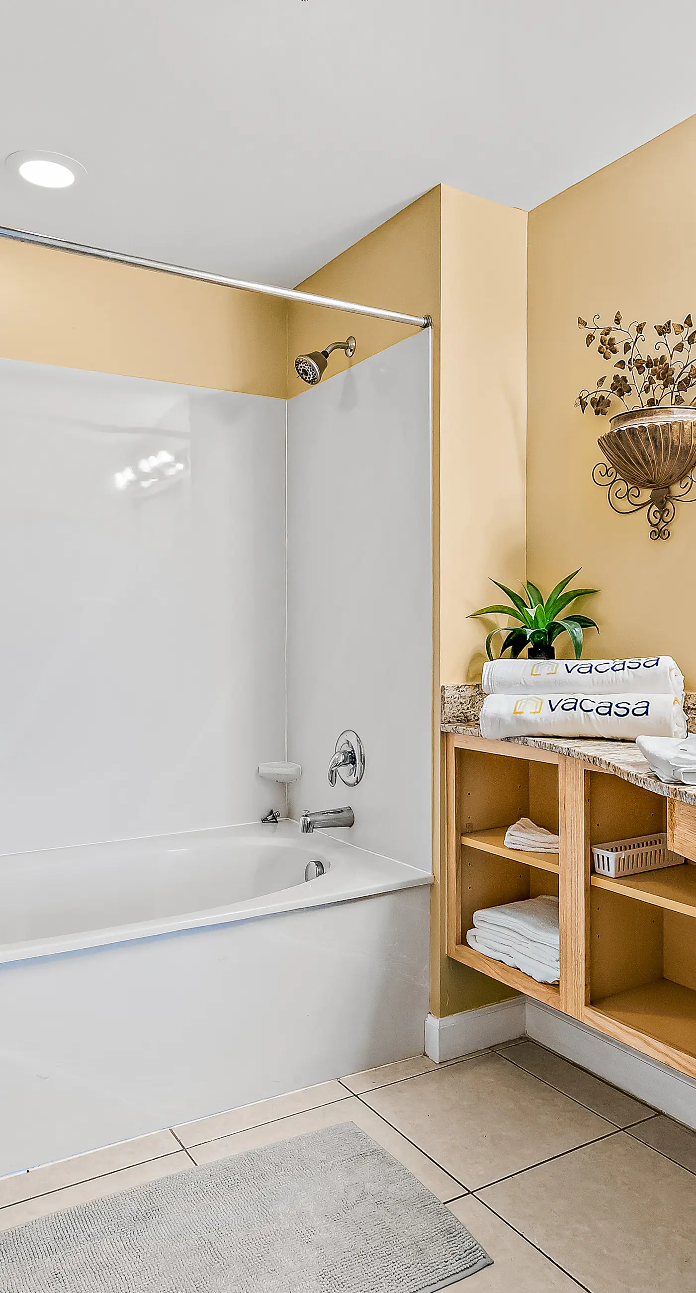 18th-Floor oceanfront condo with WiFi, W/D, central AC, pools/hot tub