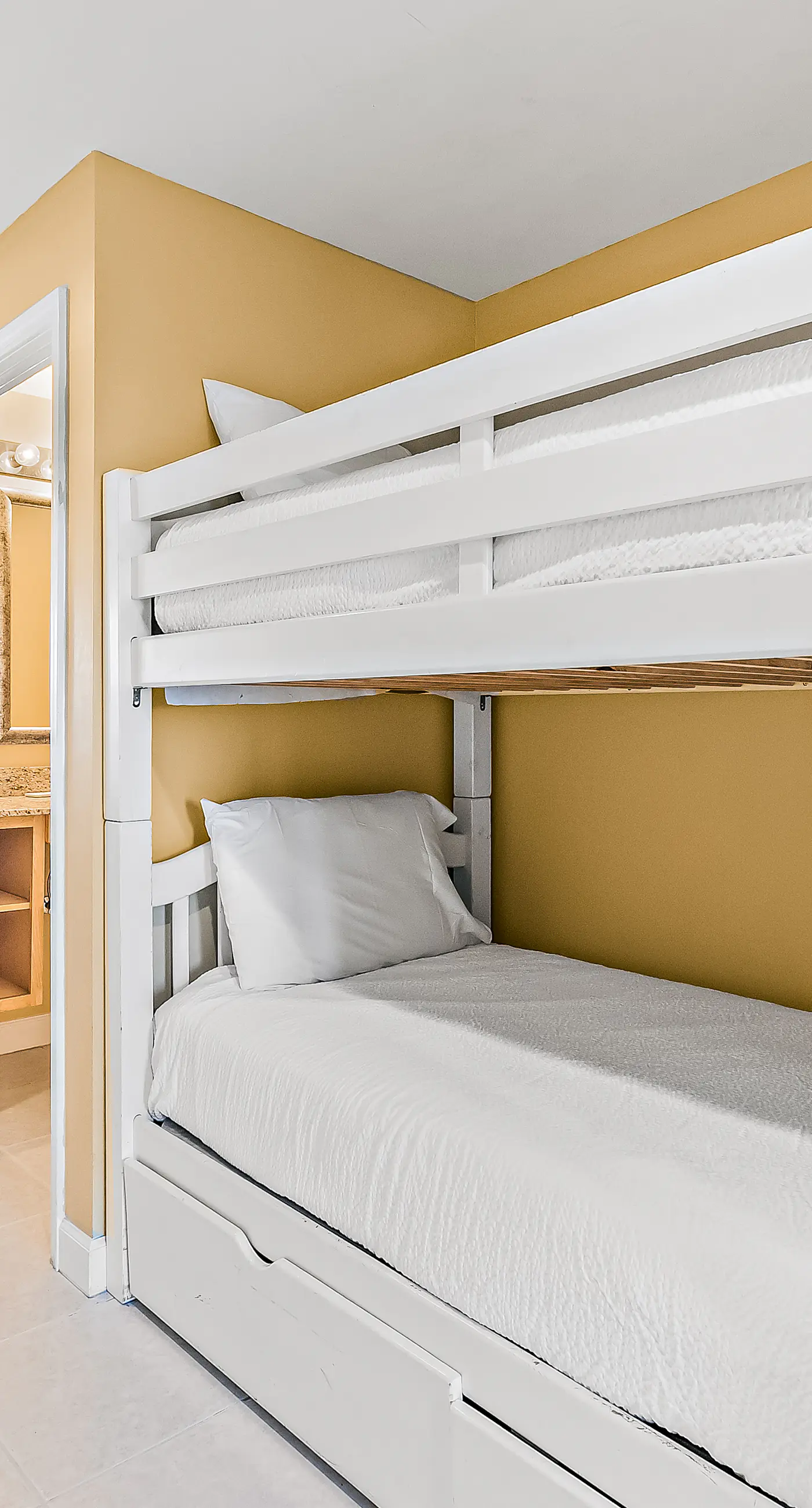 18th-Floor oceanfront condo with WiFi, W/D, central AC, pools/hot tub