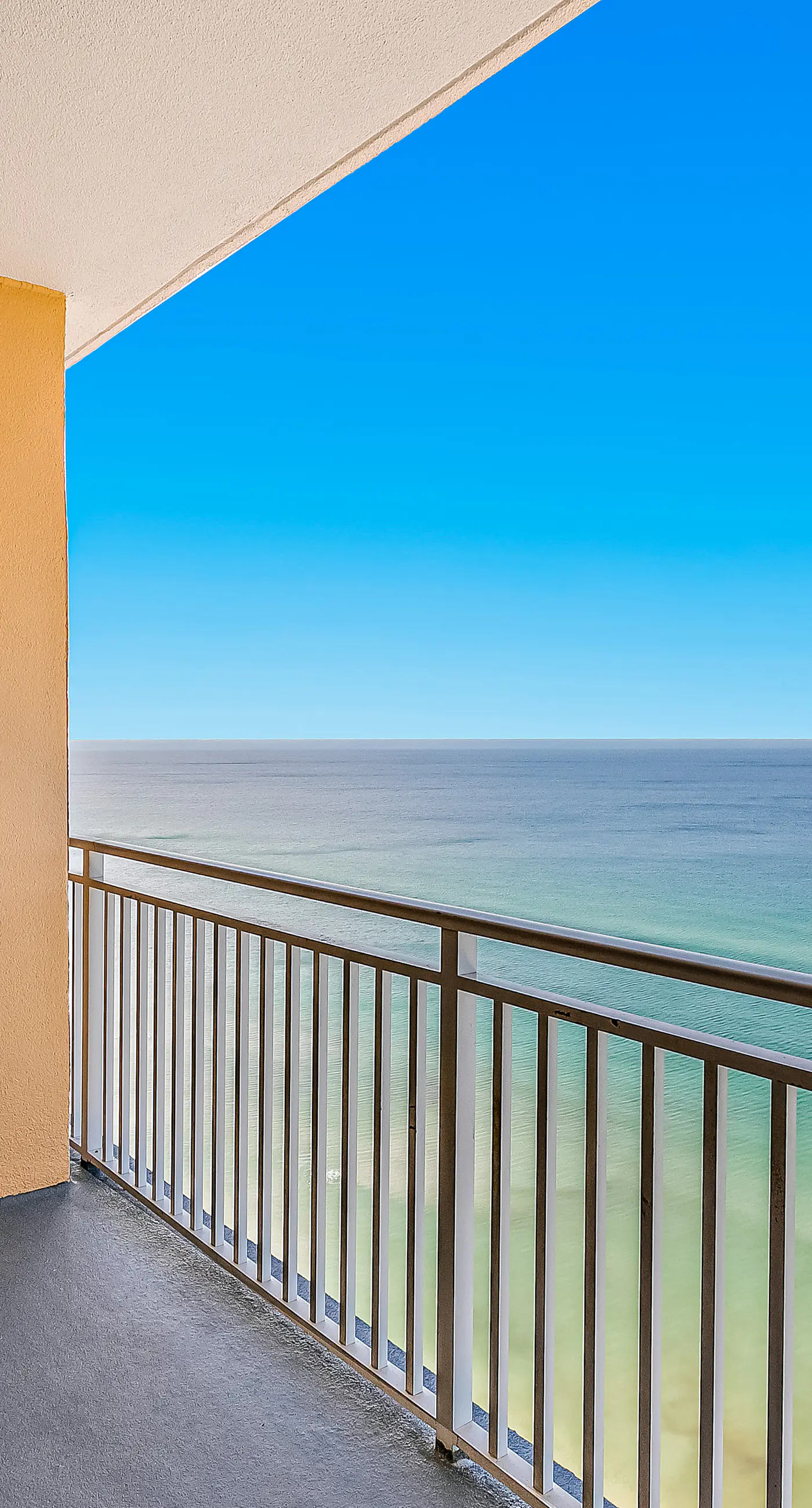 18th-Floor oceanfront condo with WiFi, W/D, central AC, pools/hot tub