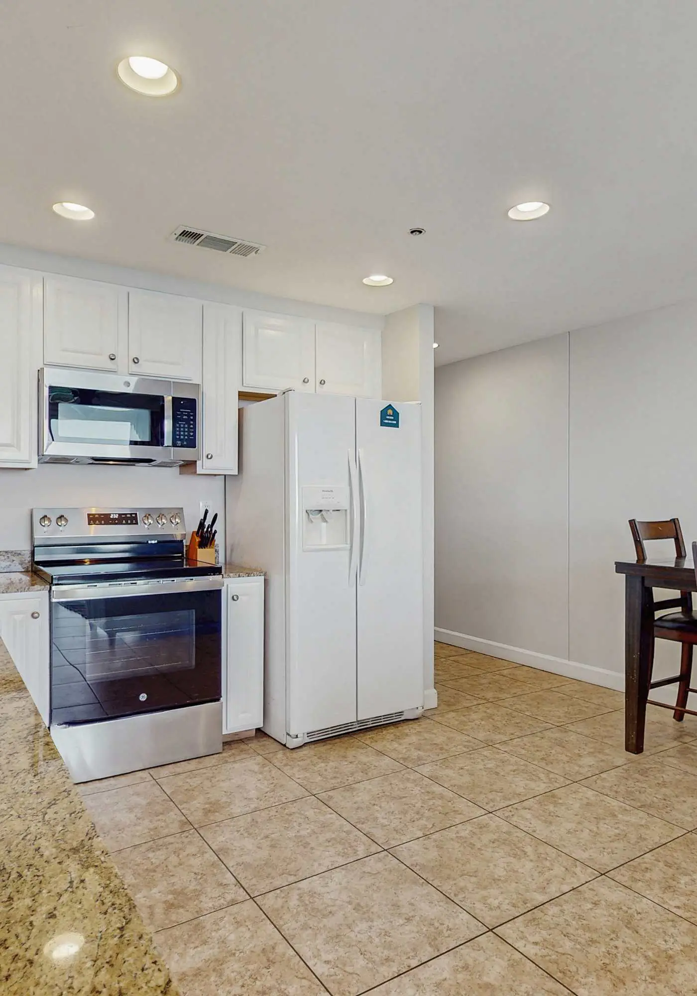 16th-floor oceanfront condo with ocean view, WiFi, and hot tub/pool