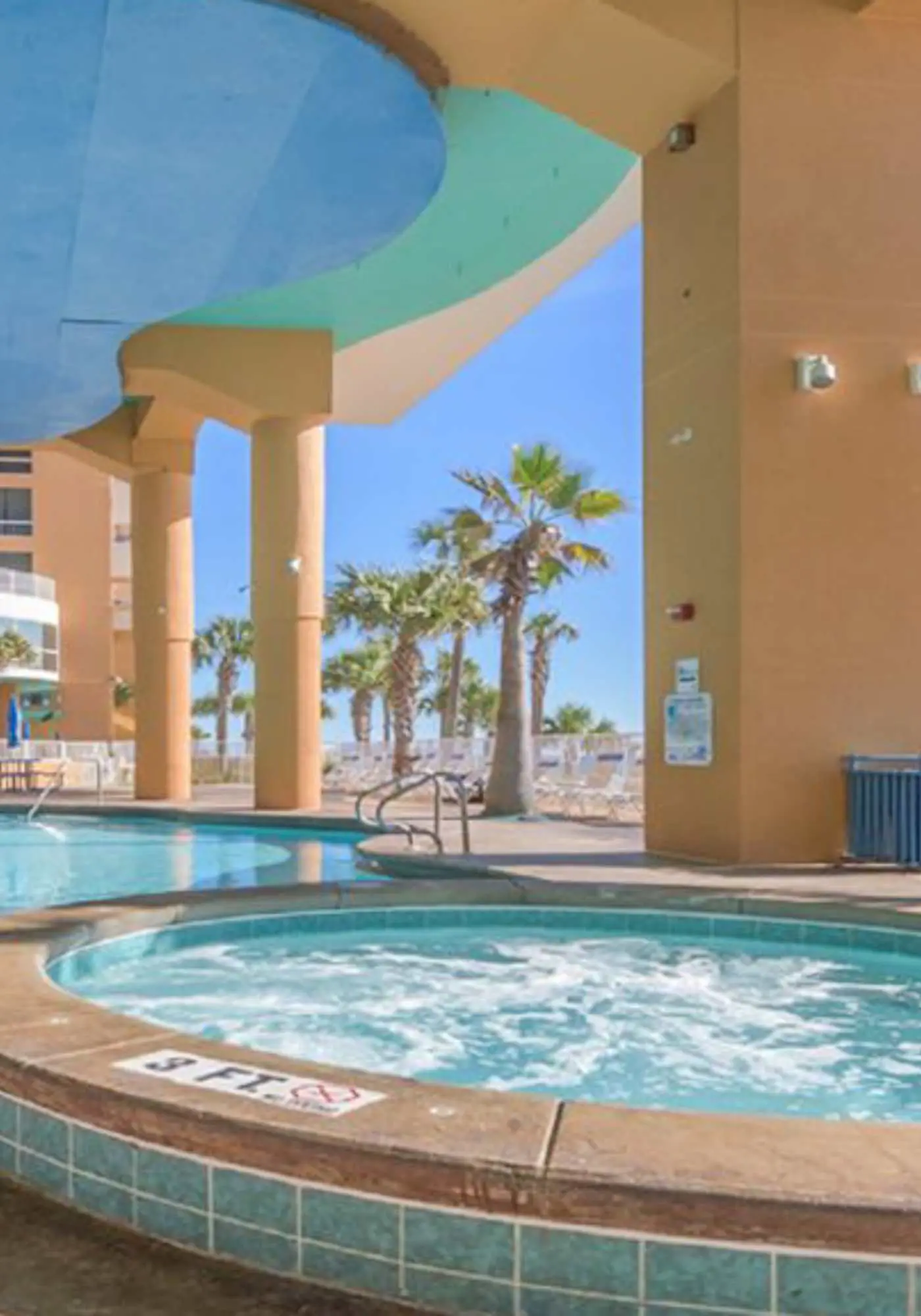 16th-floor oceanfront condo with ocean view, WiFi, and hot tub/pool