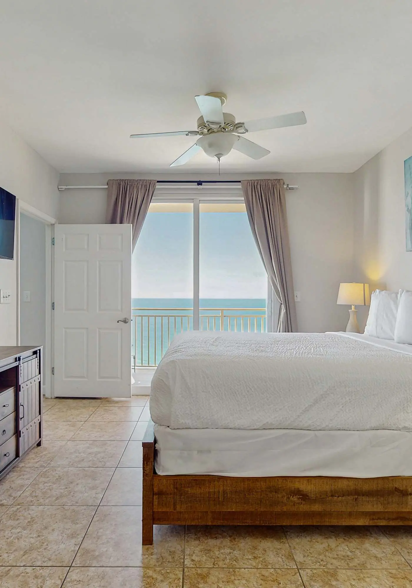 16th-floor oceanfront condo with ocean view, WiFi, and hot tub/pool
