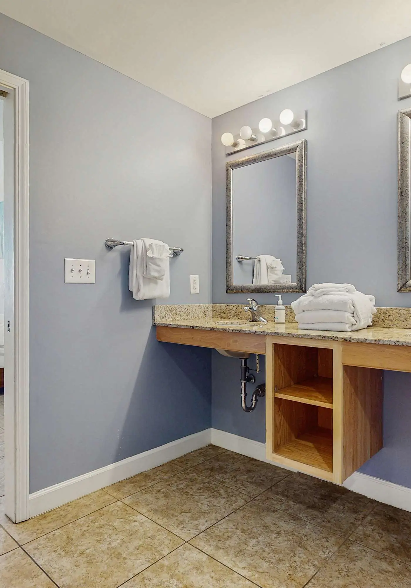 16th-floor oceanfront condo with ocean view, WiFi, and hot tub/pool