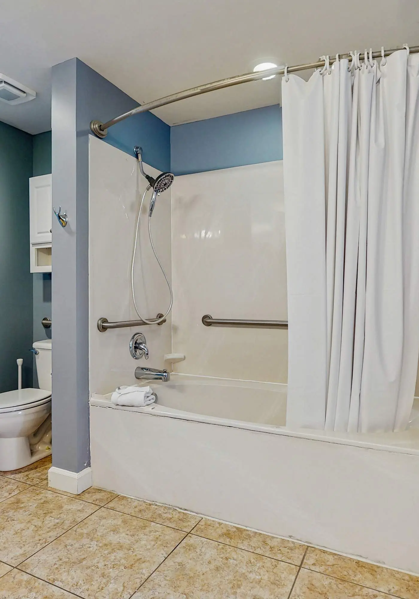 16th-floor oceanfront condo with ocean view, WiFi, and hot tub/pool