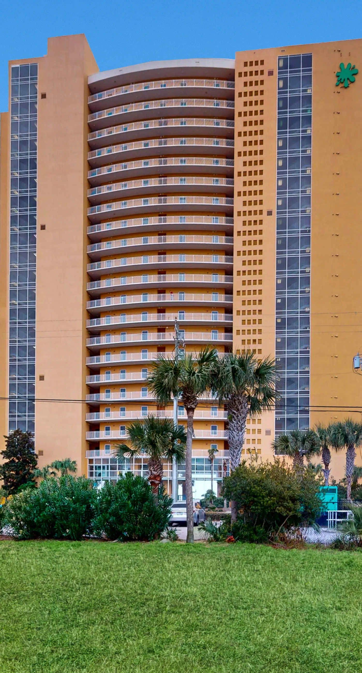 Condo with amazing view, family pools, hot tub, lazy river & beach service