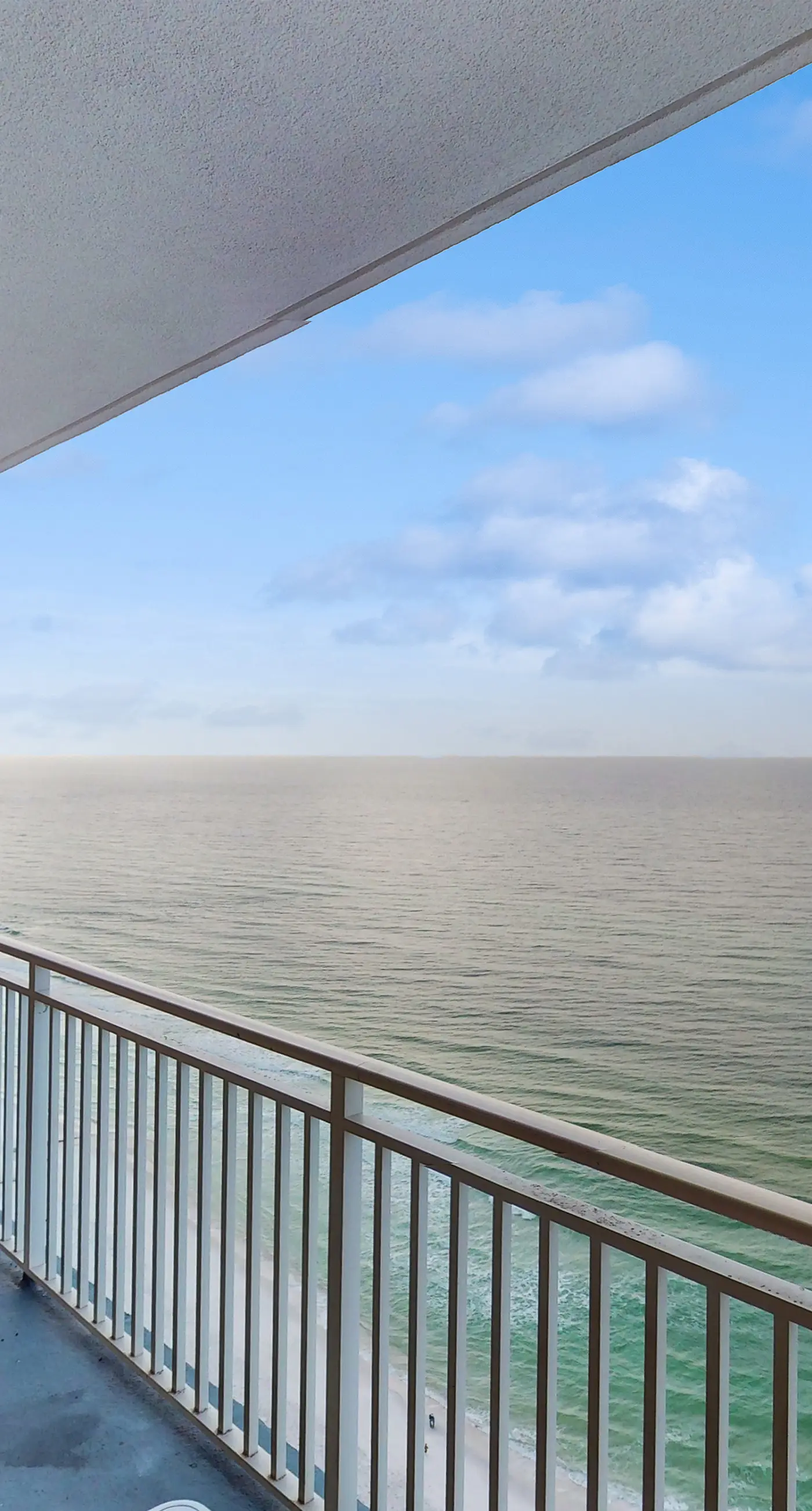 Condo with amazing view, family pools, hot tub, lazy river & beach service