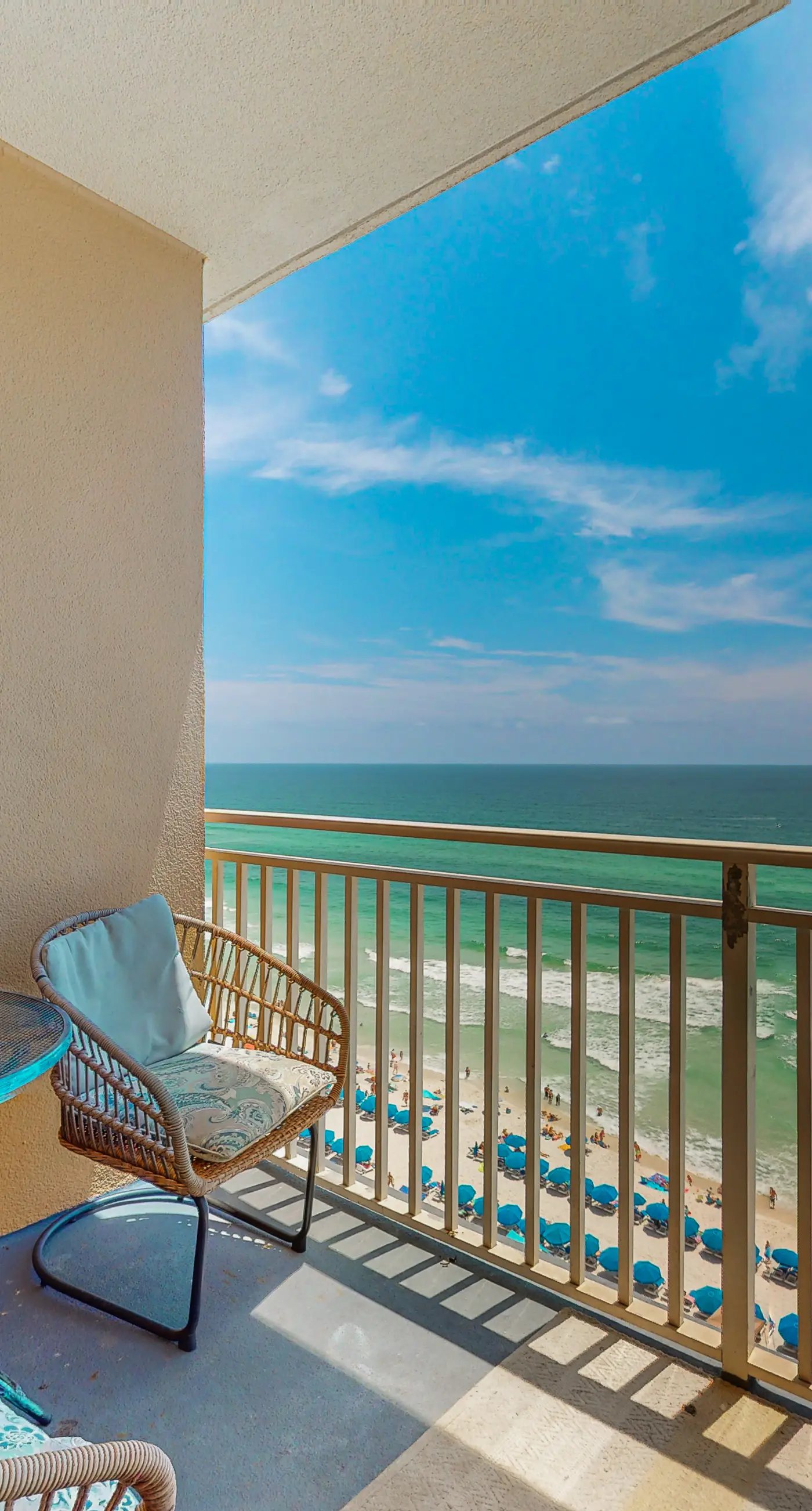 Newly renovated oceanfront condo w/ pool & hot tub, ocean view, fast WiFi