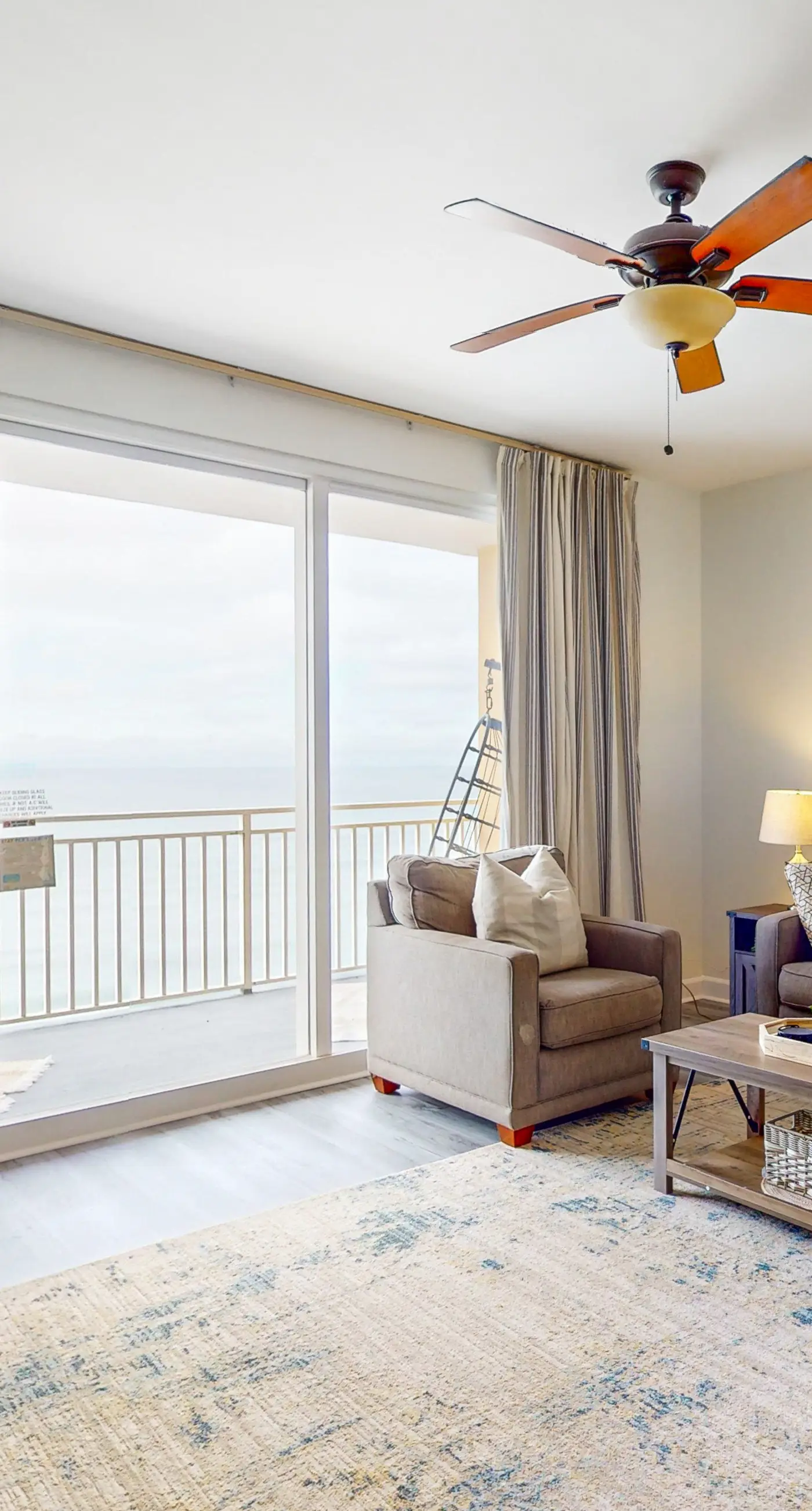 Newly renovated oceanfront condo w/ pool & hot tub, ocean view, fast WiFi