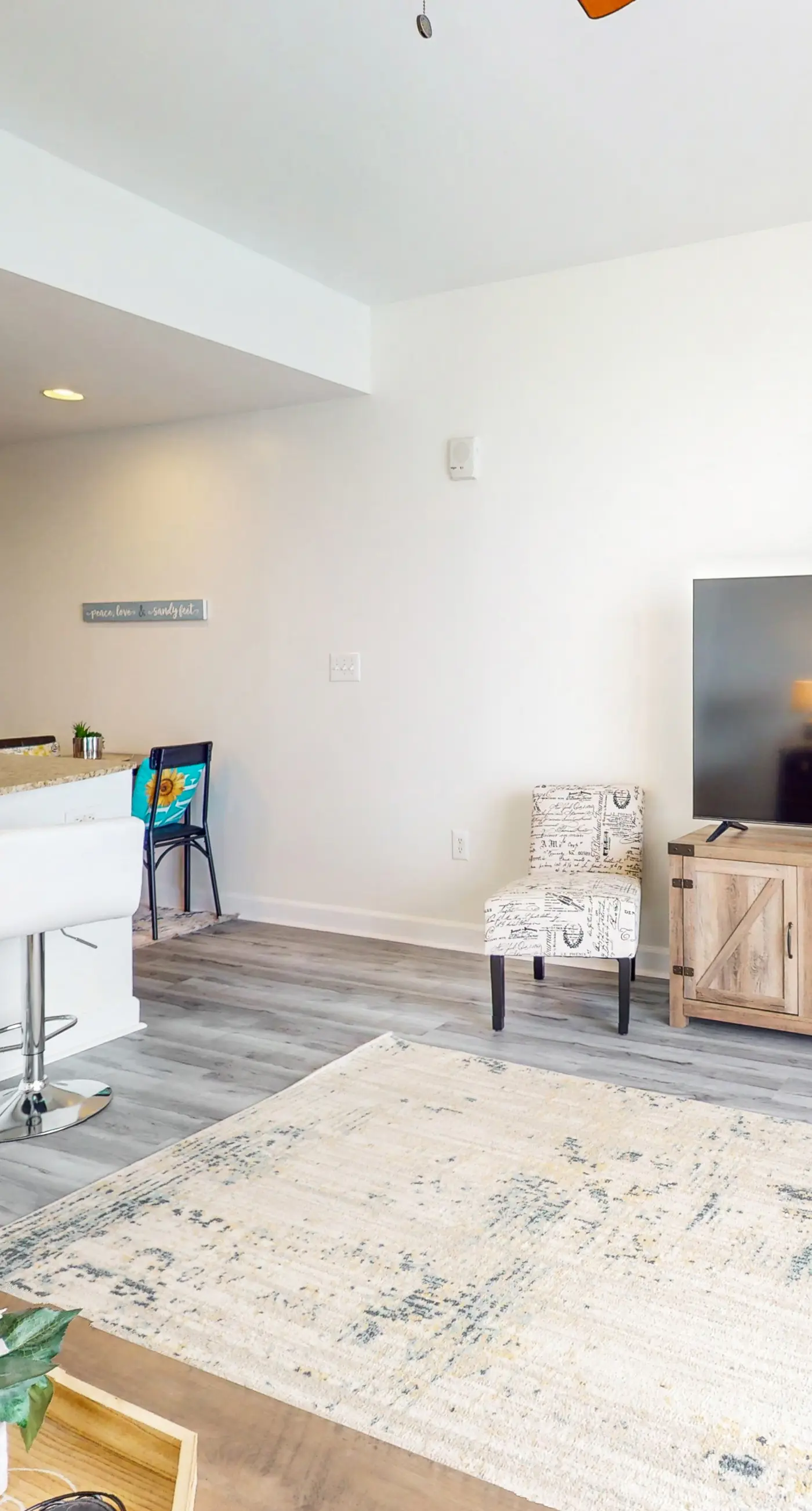 Newly renovated oceanfront condo w/ pool & hot tub, ocean view, fast WiFi