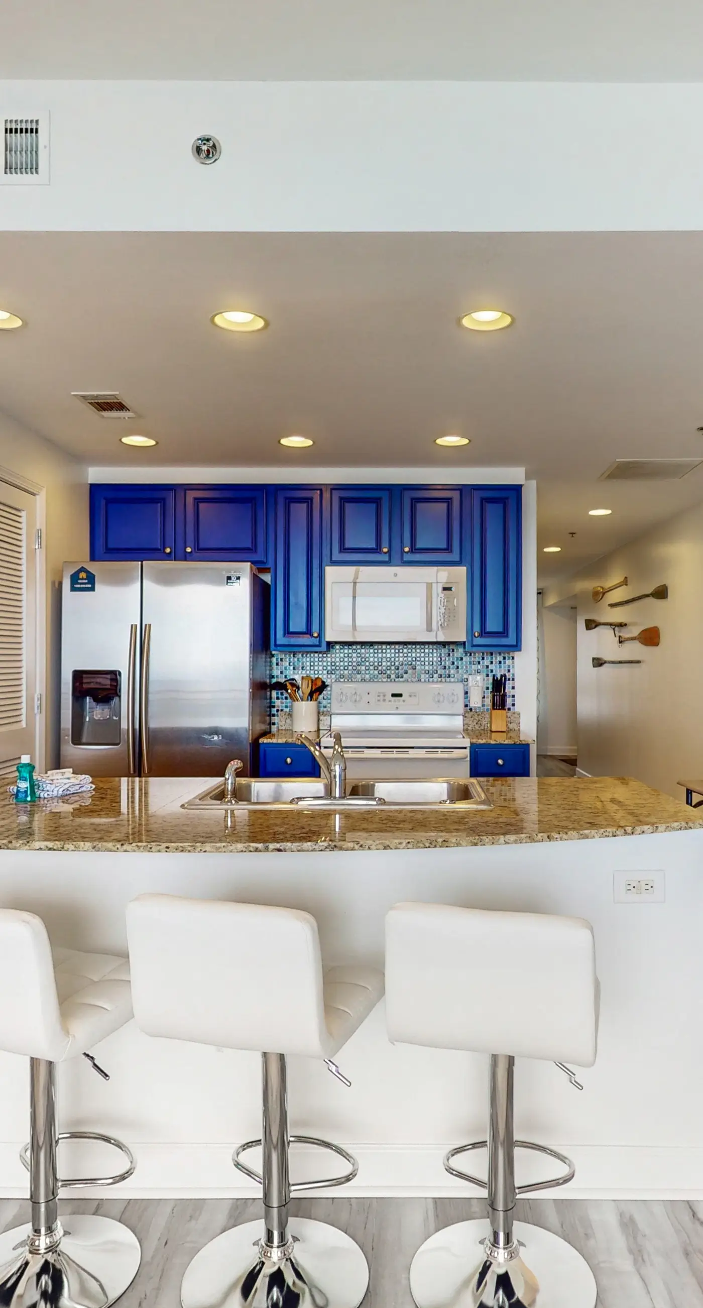 Newly renovated oceanfront condo w/ pool & hot tub, ocean view, fast WiFi