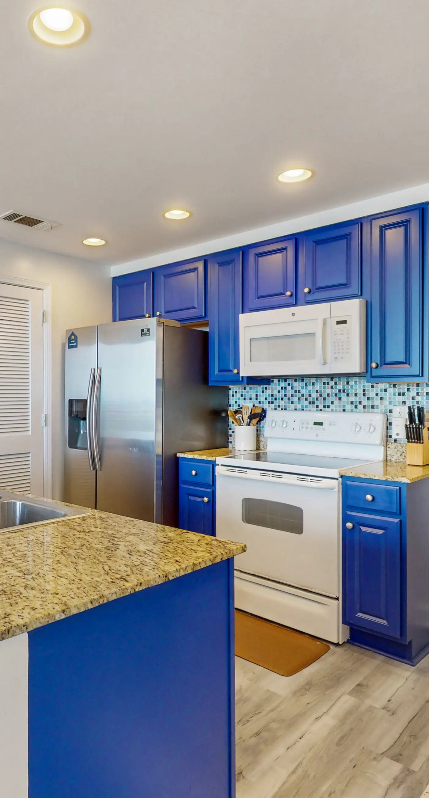 Newly renovated oceanfront condo w/ pool & hot tub, ocean view, fast WiFi