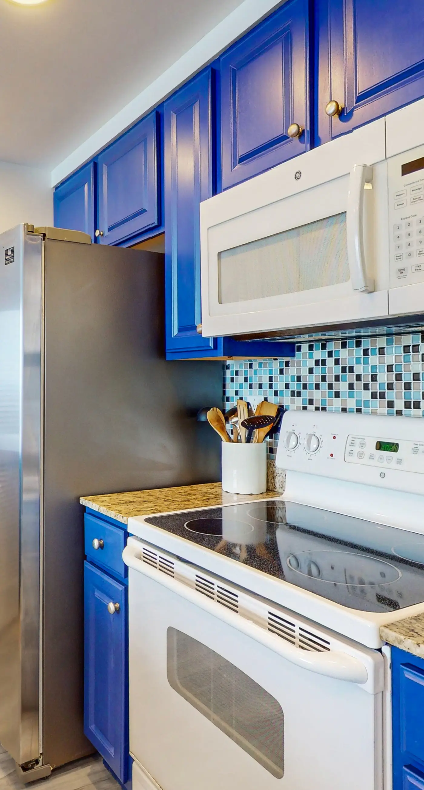 Newly renovated oceanfront condo w/ pool & hot tub, ocean view, fast WiFi