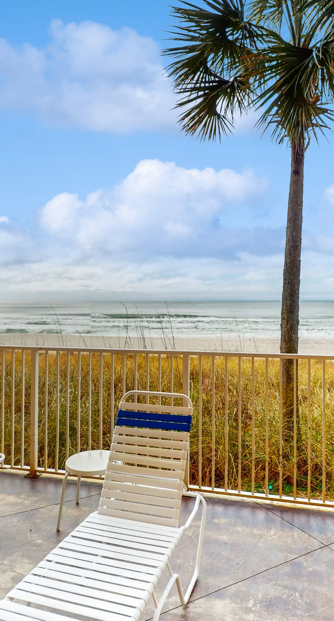 Newly renovated oceanfront condo w/ pool & hot tub, ocean view, fast WiFi