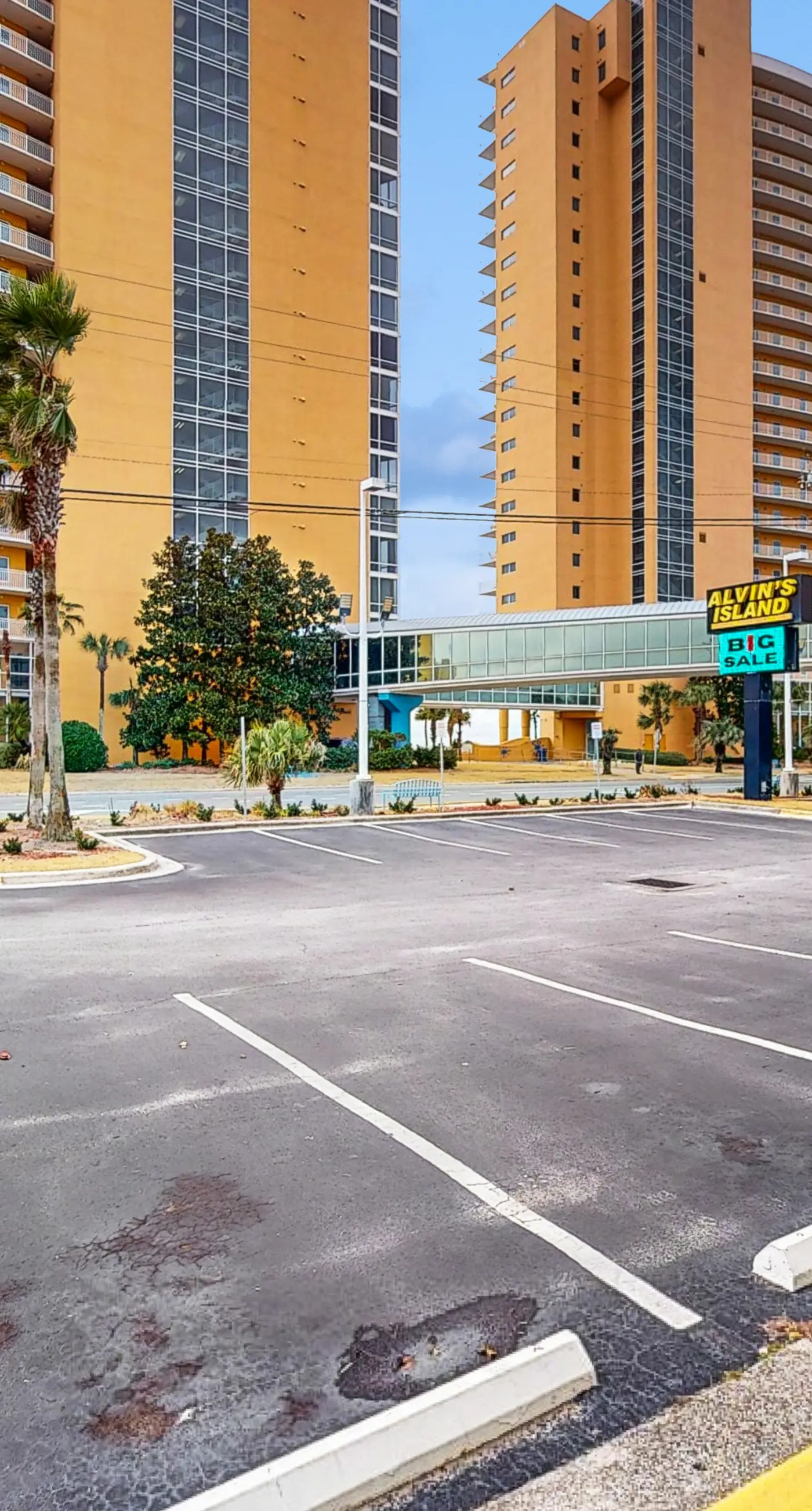 Newly renovated oceanfront condo w/ pool & hot tub, ocean view, fast WiFi
