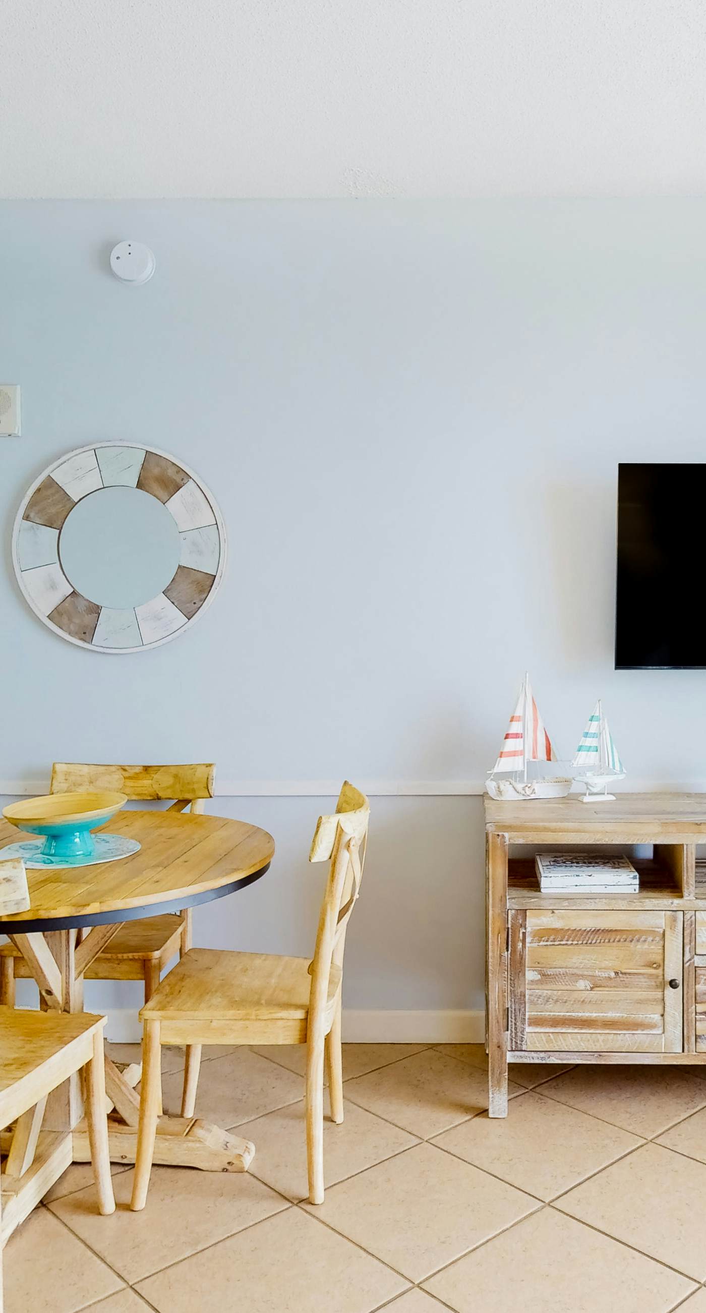 Beachfront condo with stunning Gulf views, beach access, pool, balcony & AC