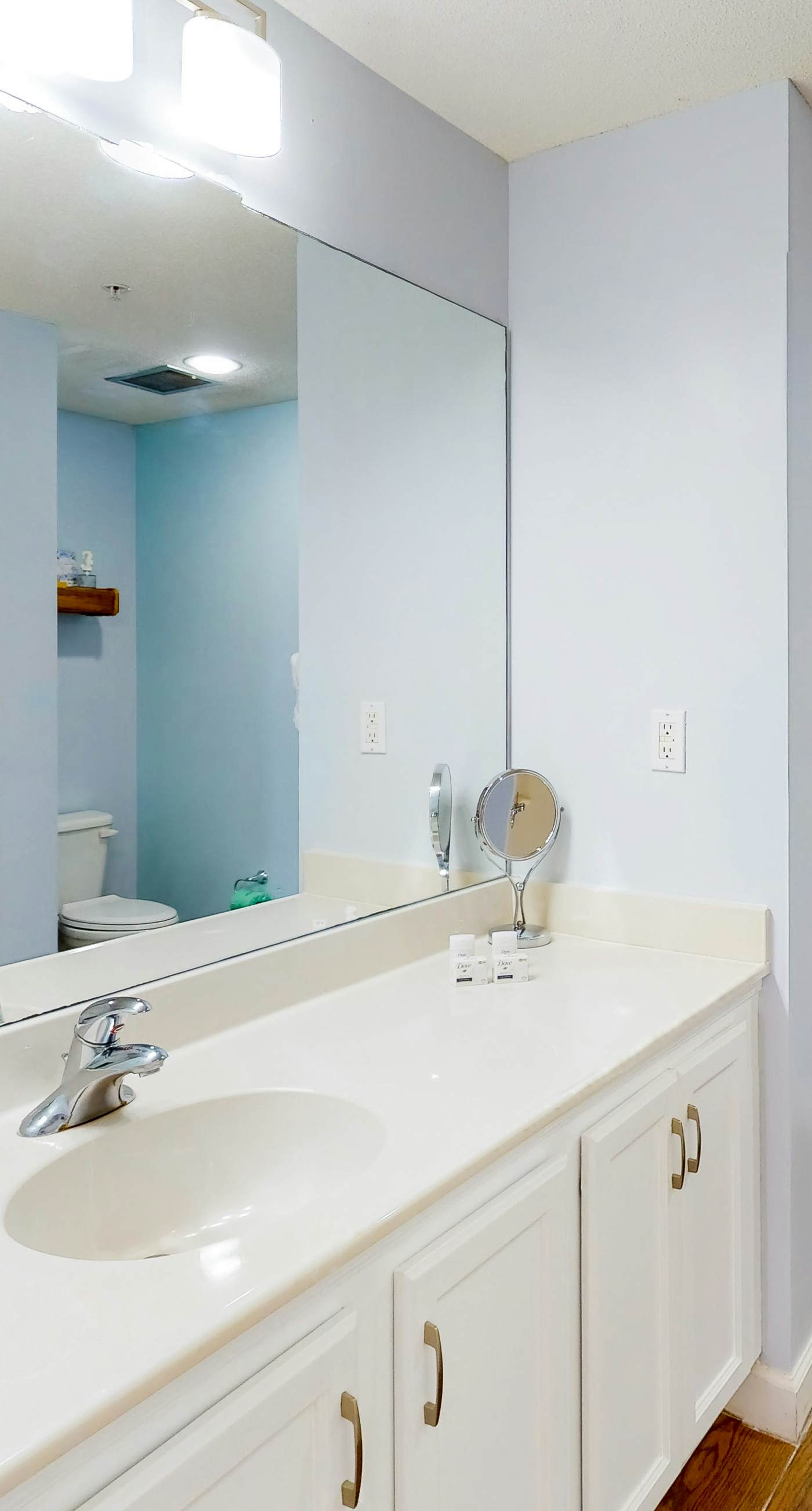 Beachfront condo with stunning Gulf views, beach access, pool, balcony & AC