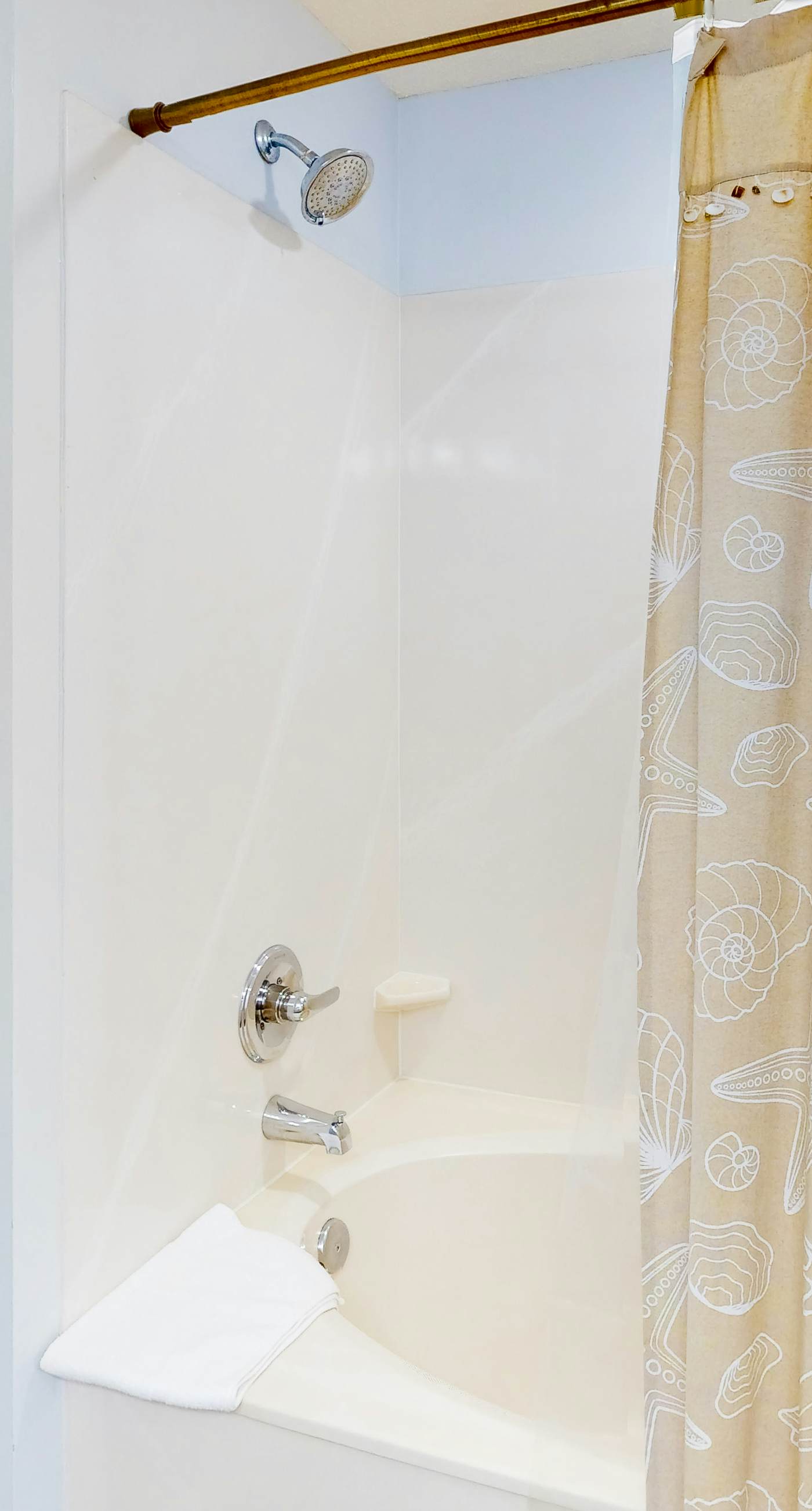 Beachfront condo with stunning Gulf views, beach access, pool, balcony & AC