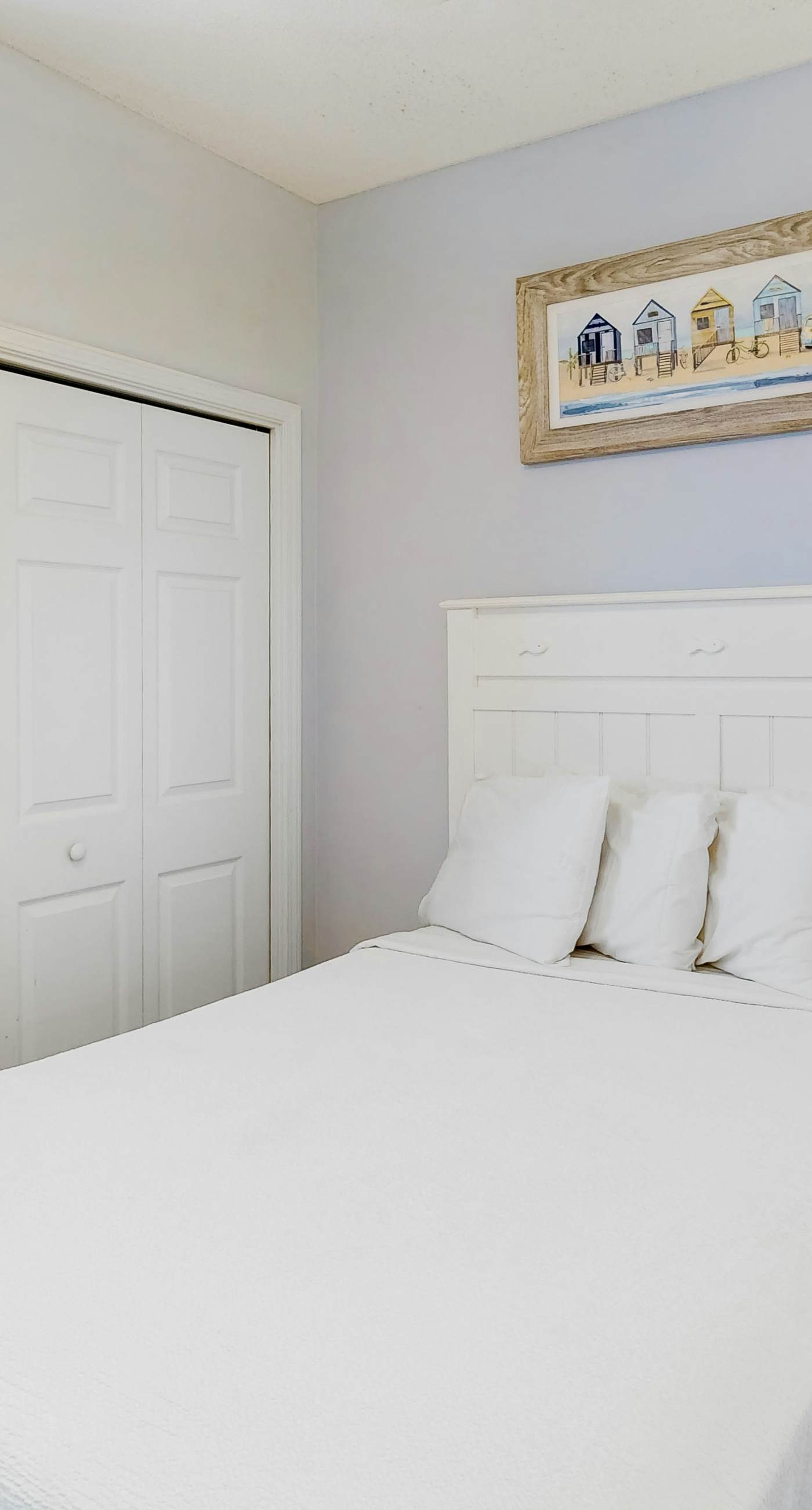 Beachfront condo with stunning Gulf views, beach access, pool, balcony & AC