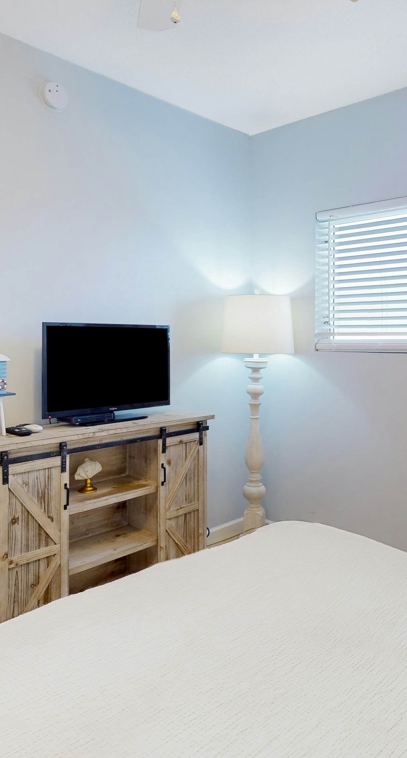 Beachfront condo with stunning Gulf views, beach access, pool, balcony & AC