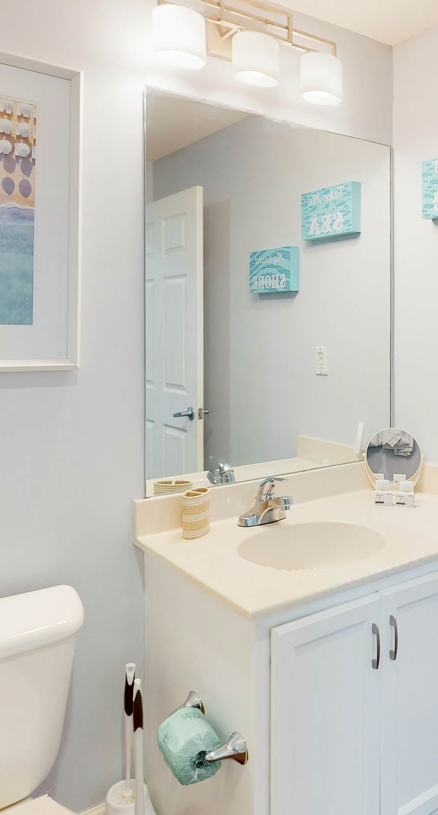 Beachfront condo with stunning Gulf views, beach access, pool, balcony & AC