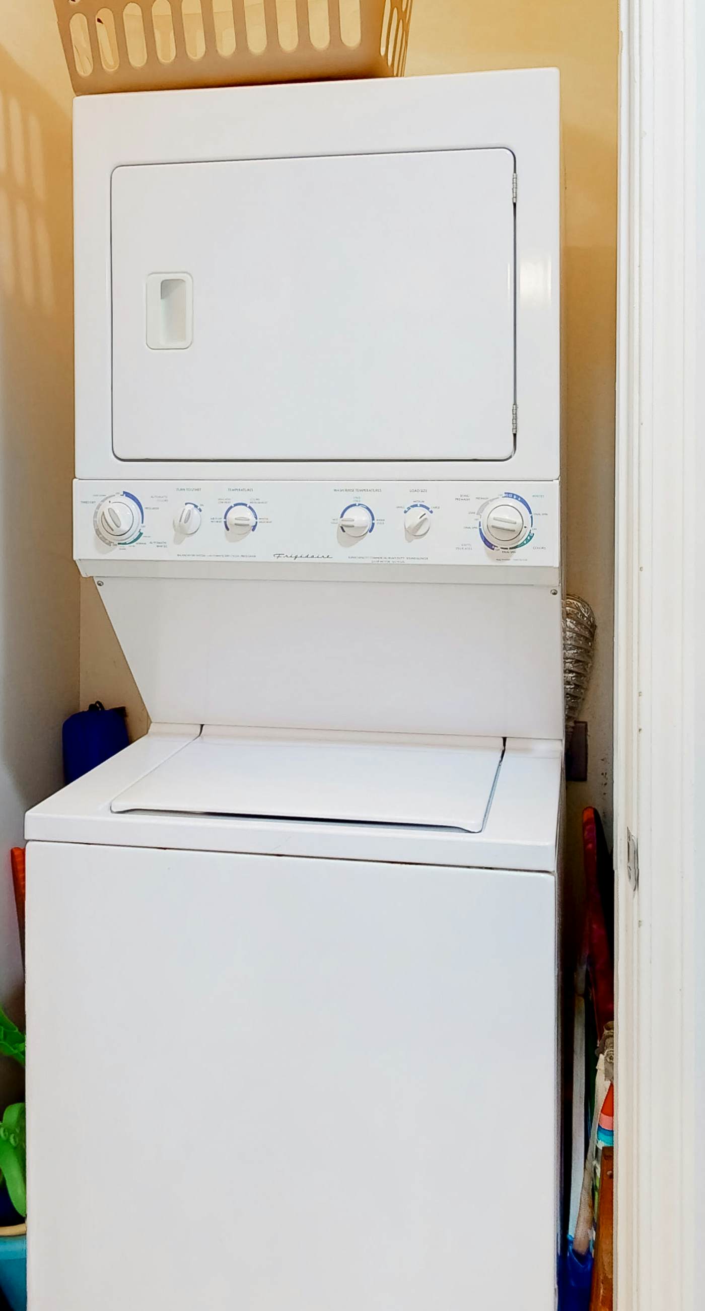 Beachfront condo with stunning Gulf views, beach access, pool, balcony & AC