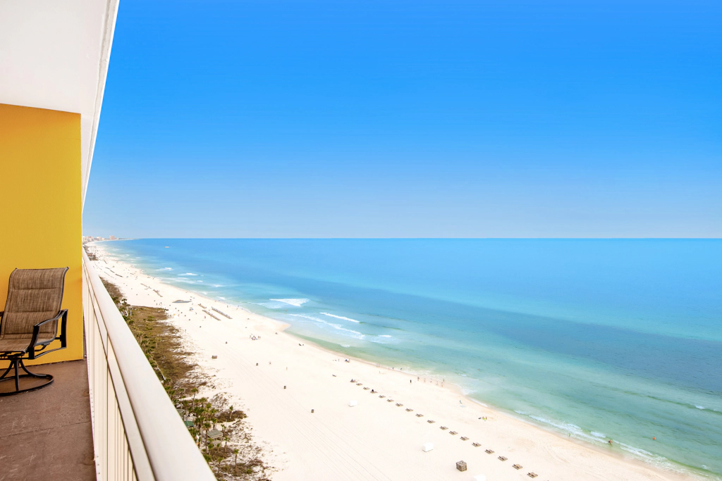 Oceanfront, 14th-floor condo with pool, ocean view & high-speed WiFi