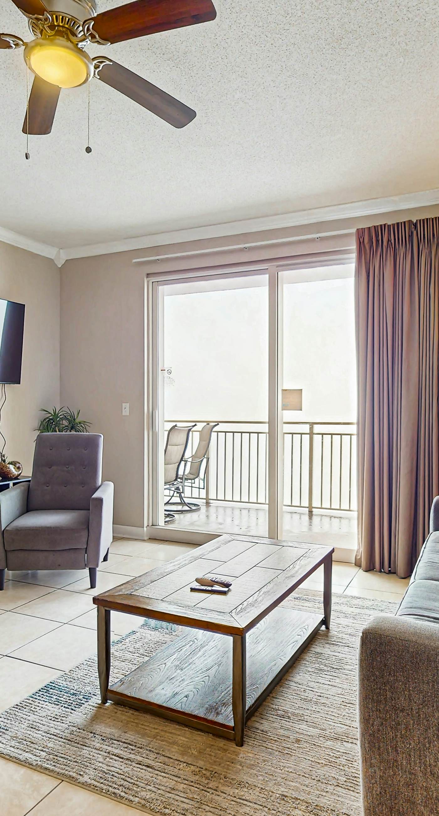 Oceanfront, 14th-floor condo with pool, ocean view & high-speed WiFi