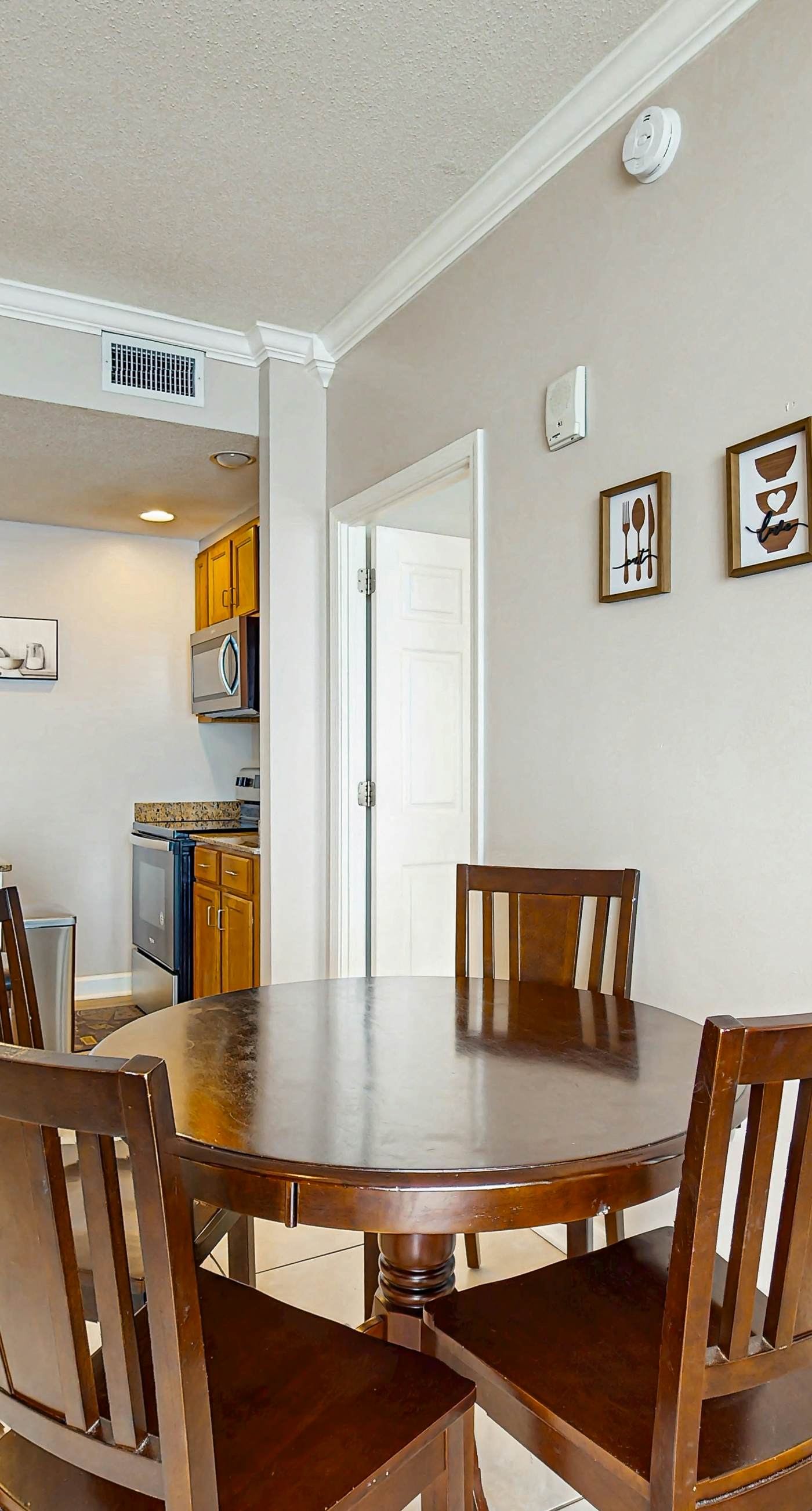 Oceanfront, 14th-floor condo with pool, ocean view & high-speed WiFi