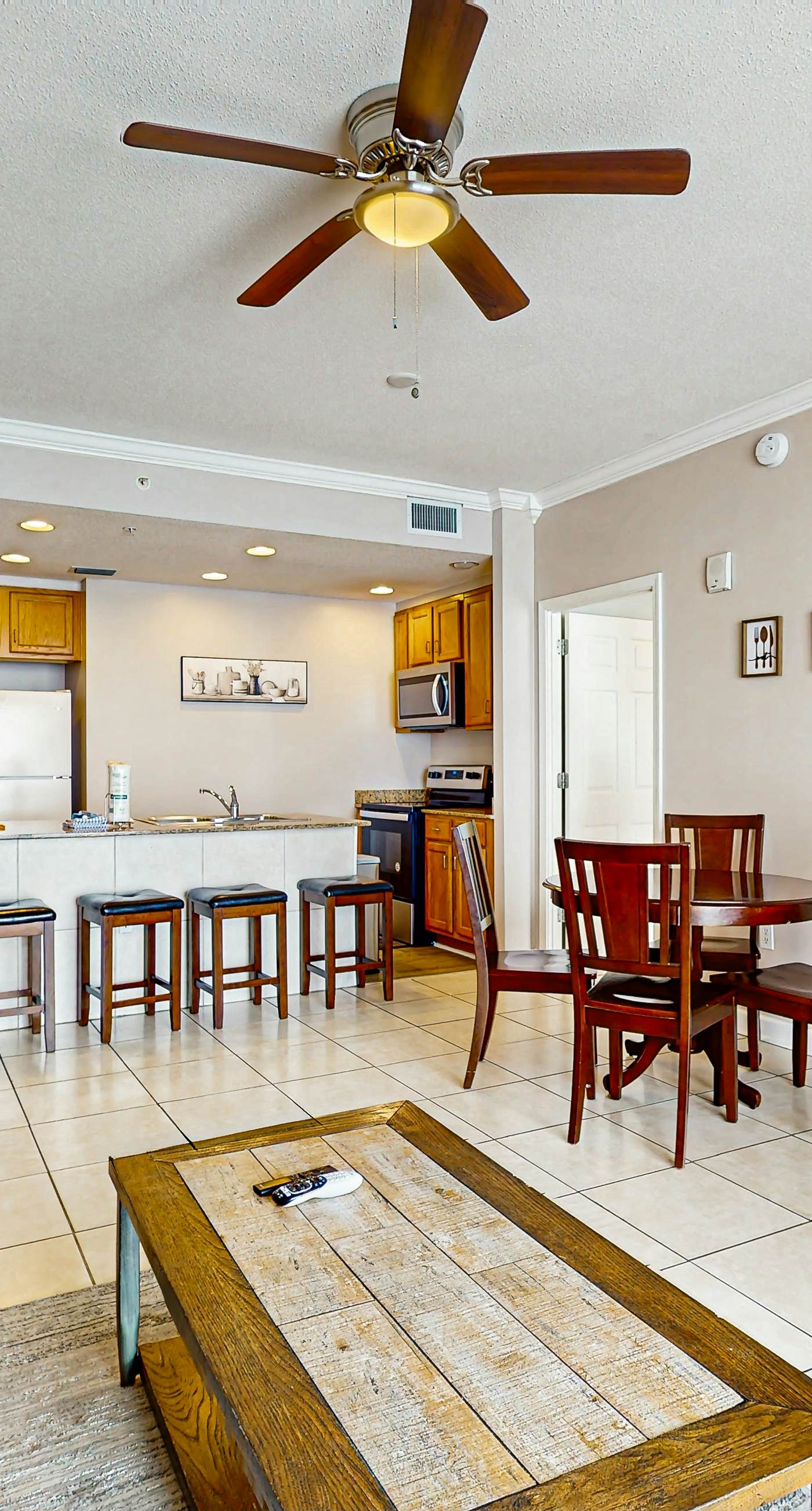 Oceanfront, 14th-floor condo with pool, ocean view & high-speed WiFi