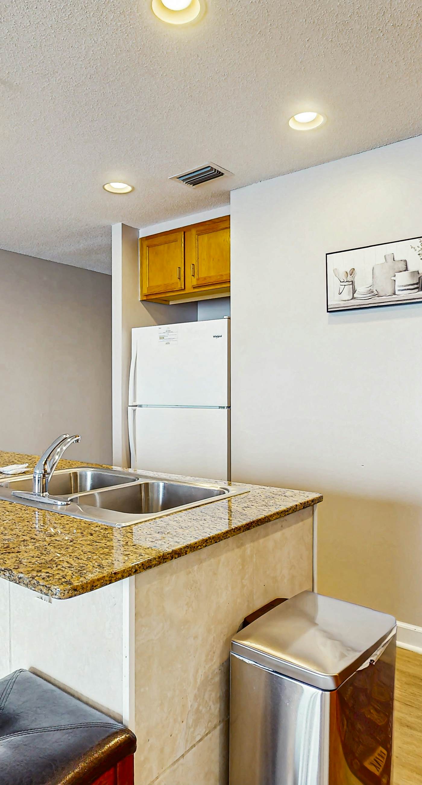 Oceanfront, 14th-floor condo with pool, ocean view & high-speed WiFi