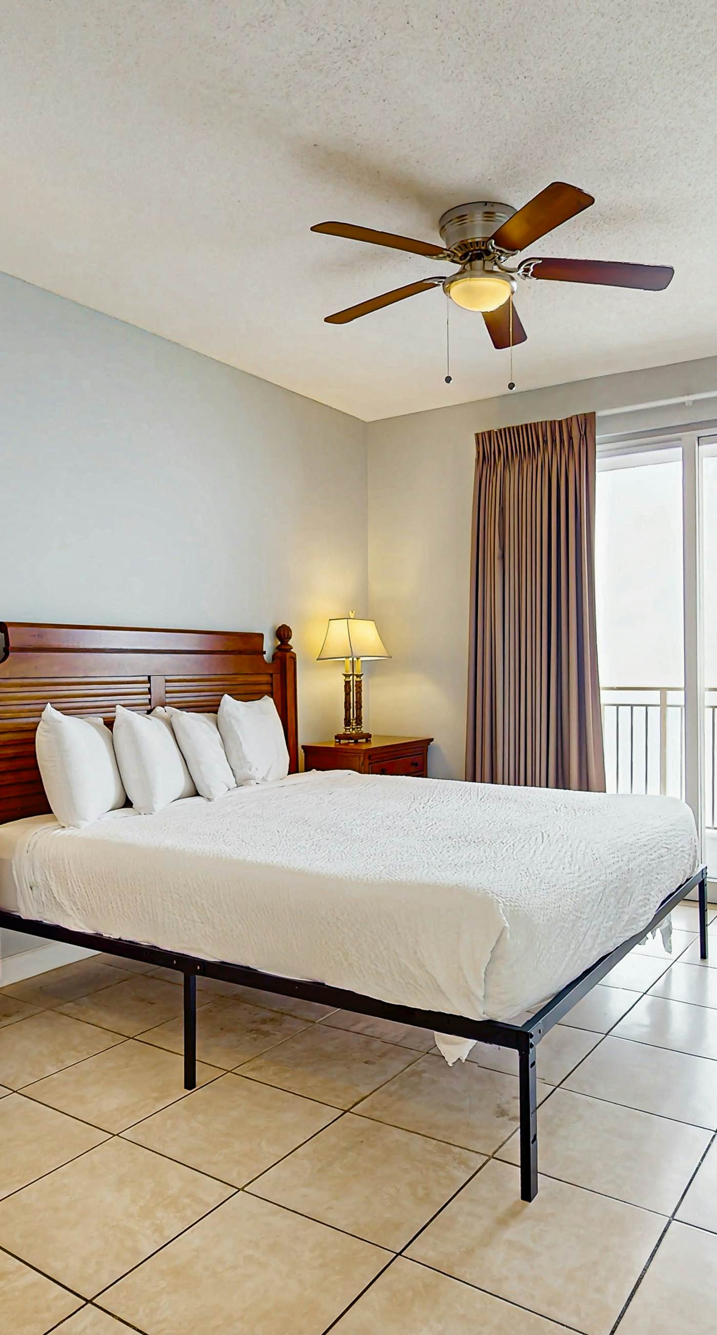 Oceanfront, 14th-floor condo with pool, ocean view & high-speed WiFi