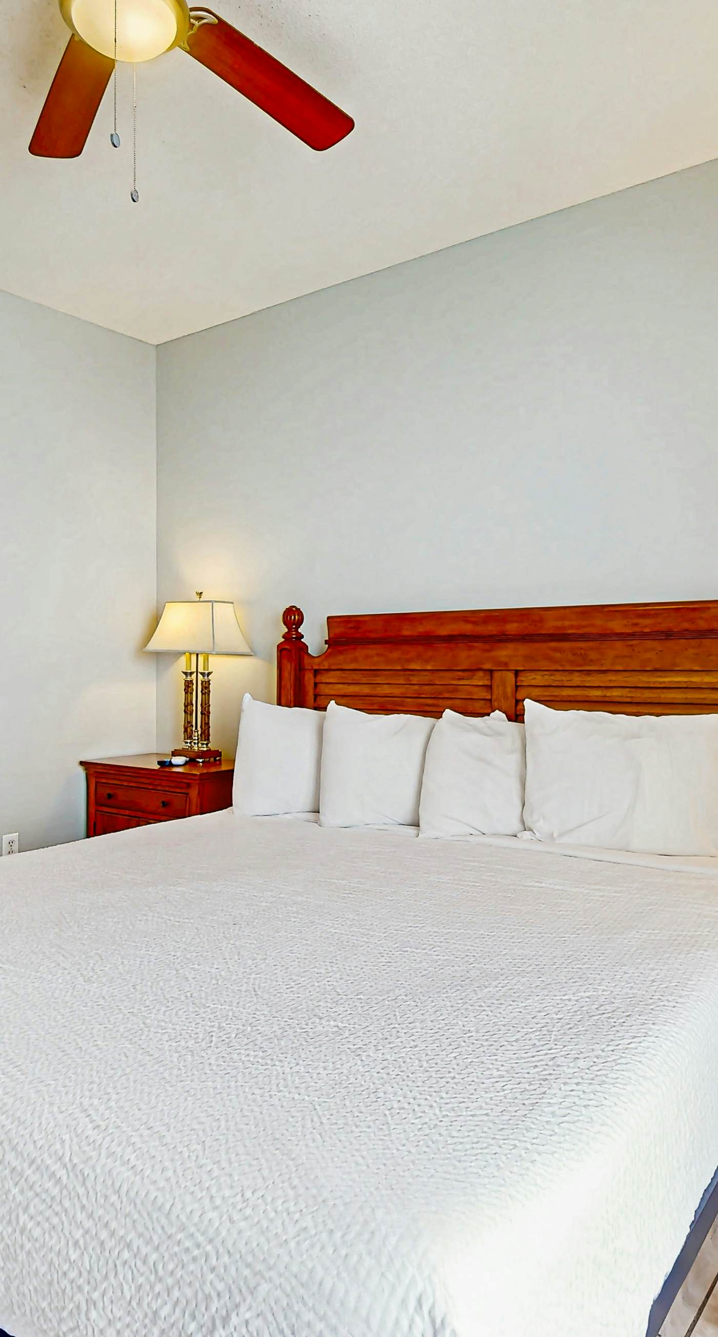 Oceanfront, 14th-floor condo with pool, ocean view & high-speed WiFi