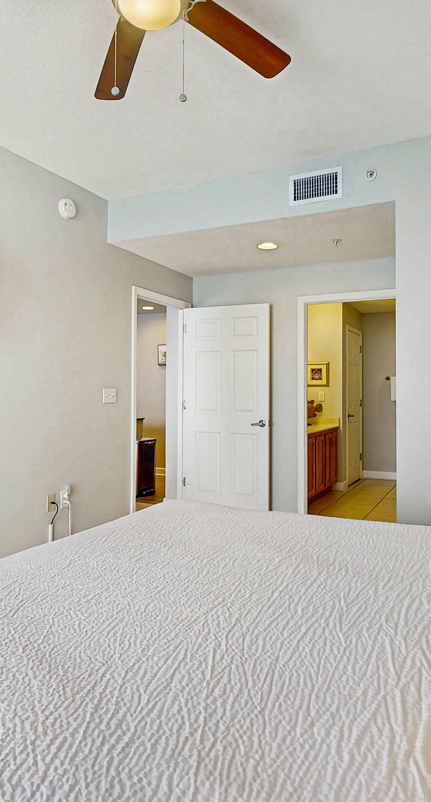 Oceanfront, 14th-floor condo with pool, ocean view & high-speed WiFi