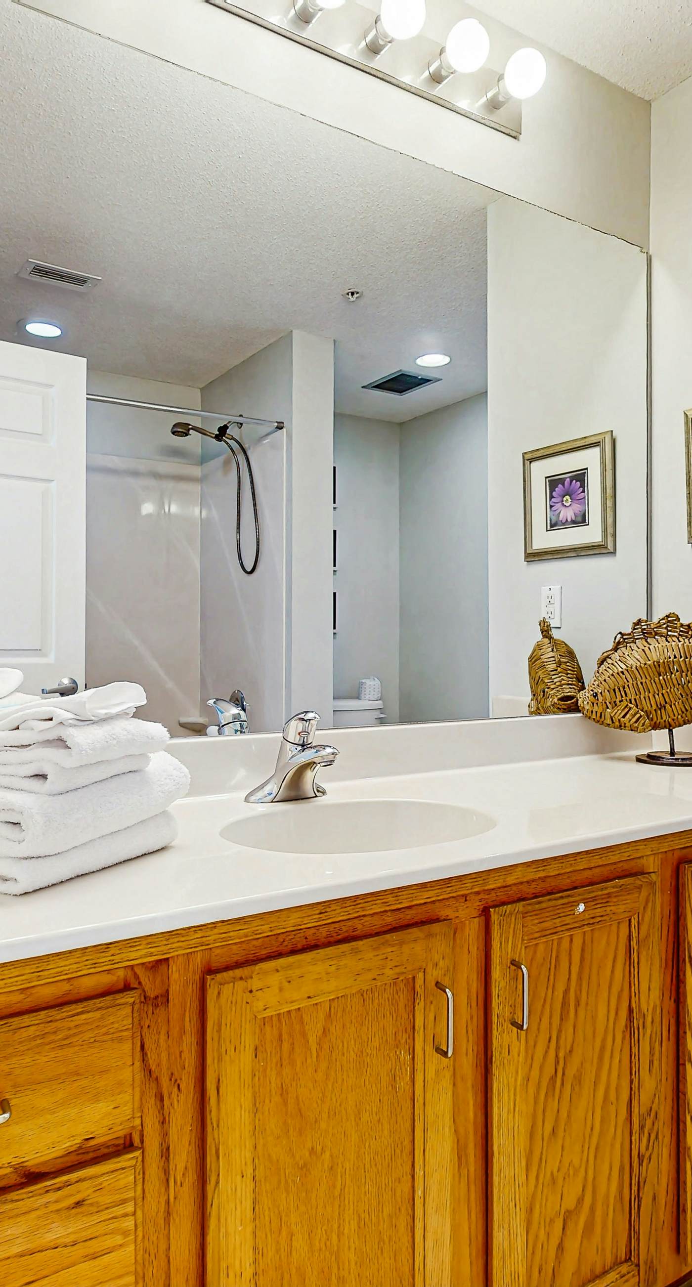 Oceanfront, 14th-floor condo with pool, ocean view & high-speed WiFi