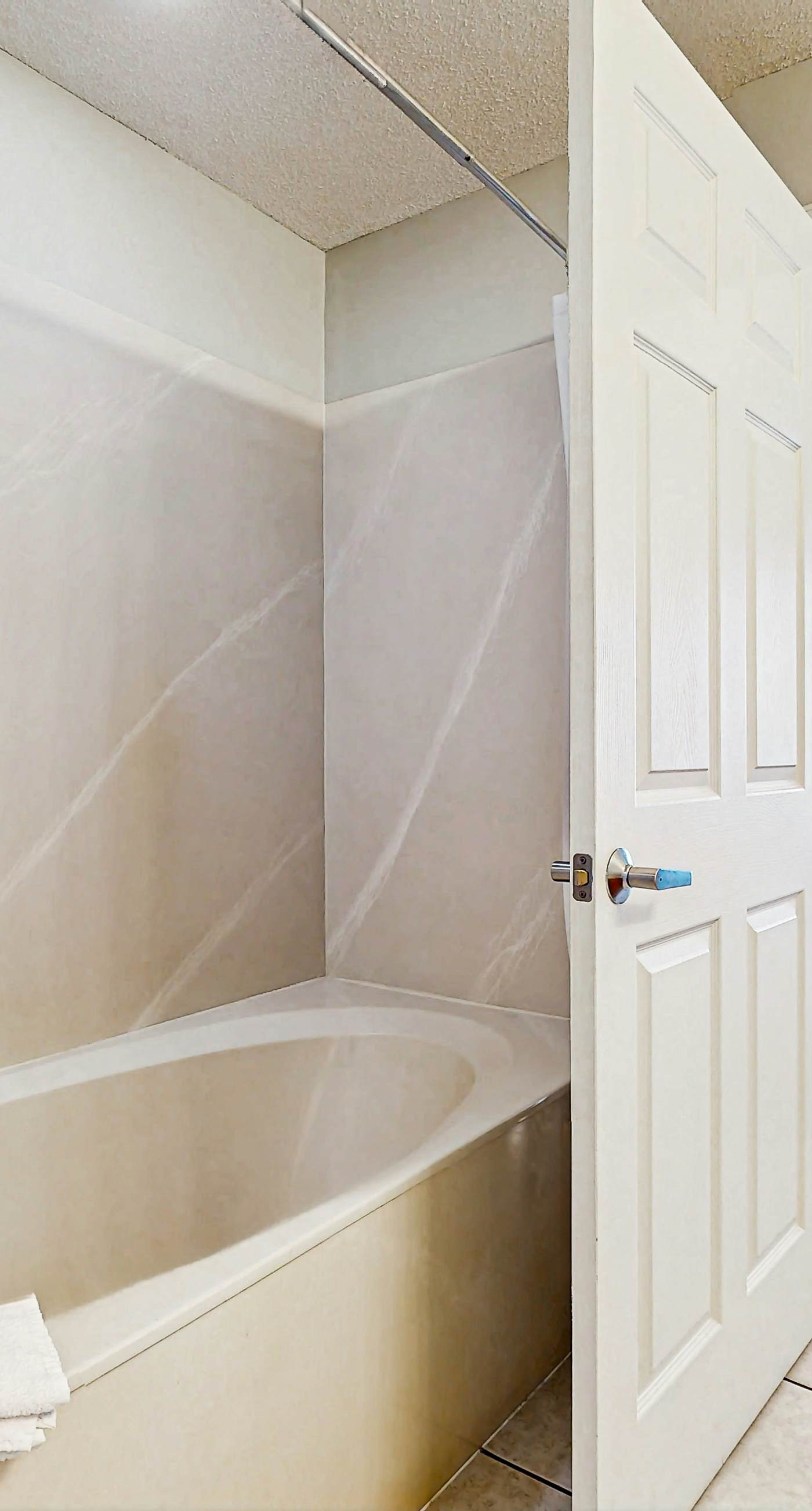 Oceanfront, 14th-floor condo with pool, ocean view & high-speed WiFi