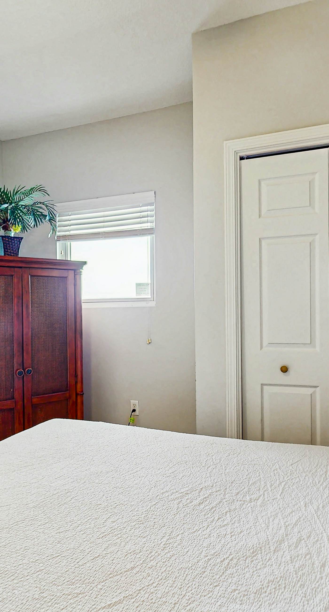 Oceanfront, 14th-floor condo with pool, ocean view & high-speed WiFi