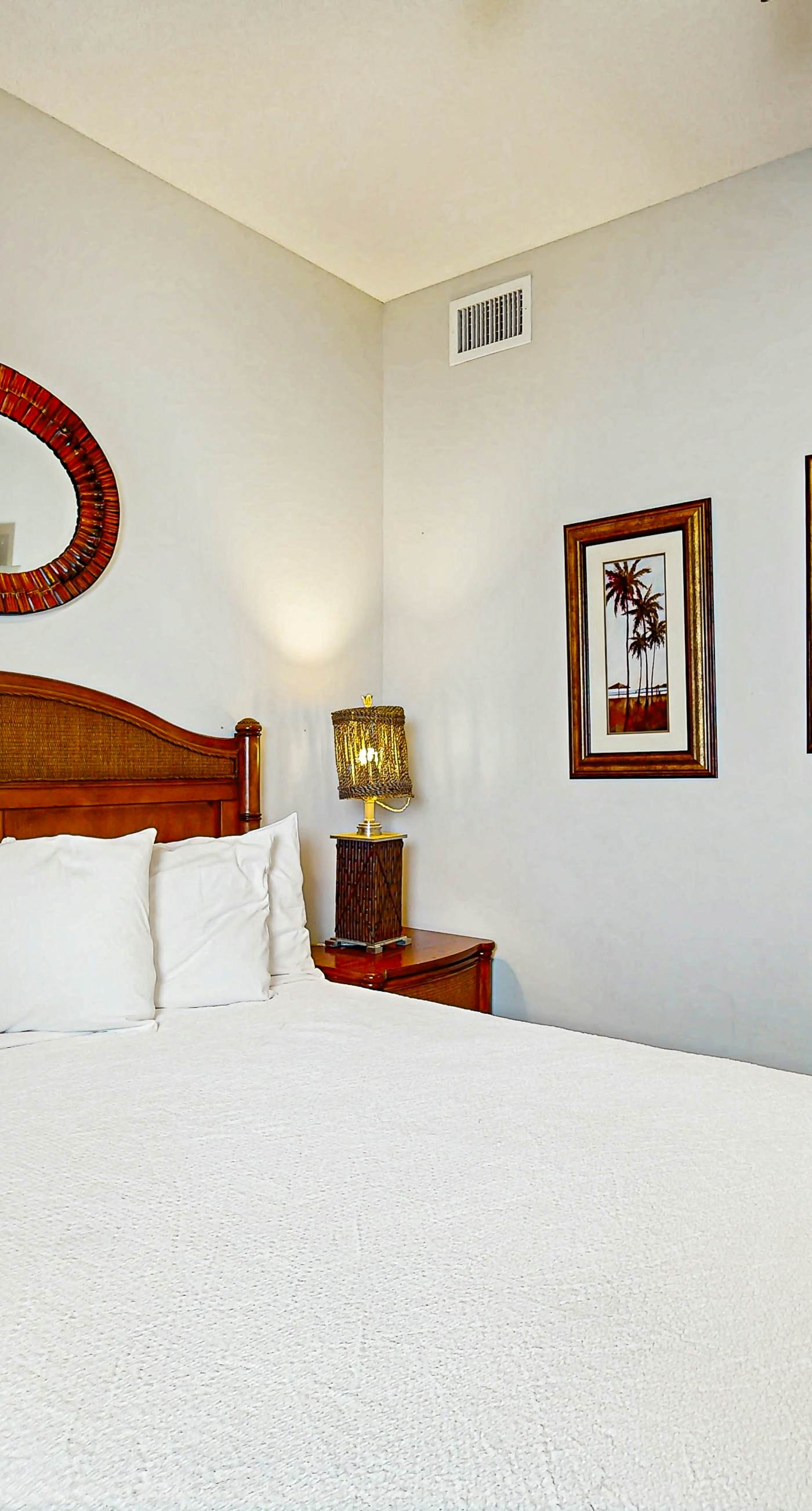 Oceanfront, 14th-floor condo with pool, ocean view & high-speed WiFi