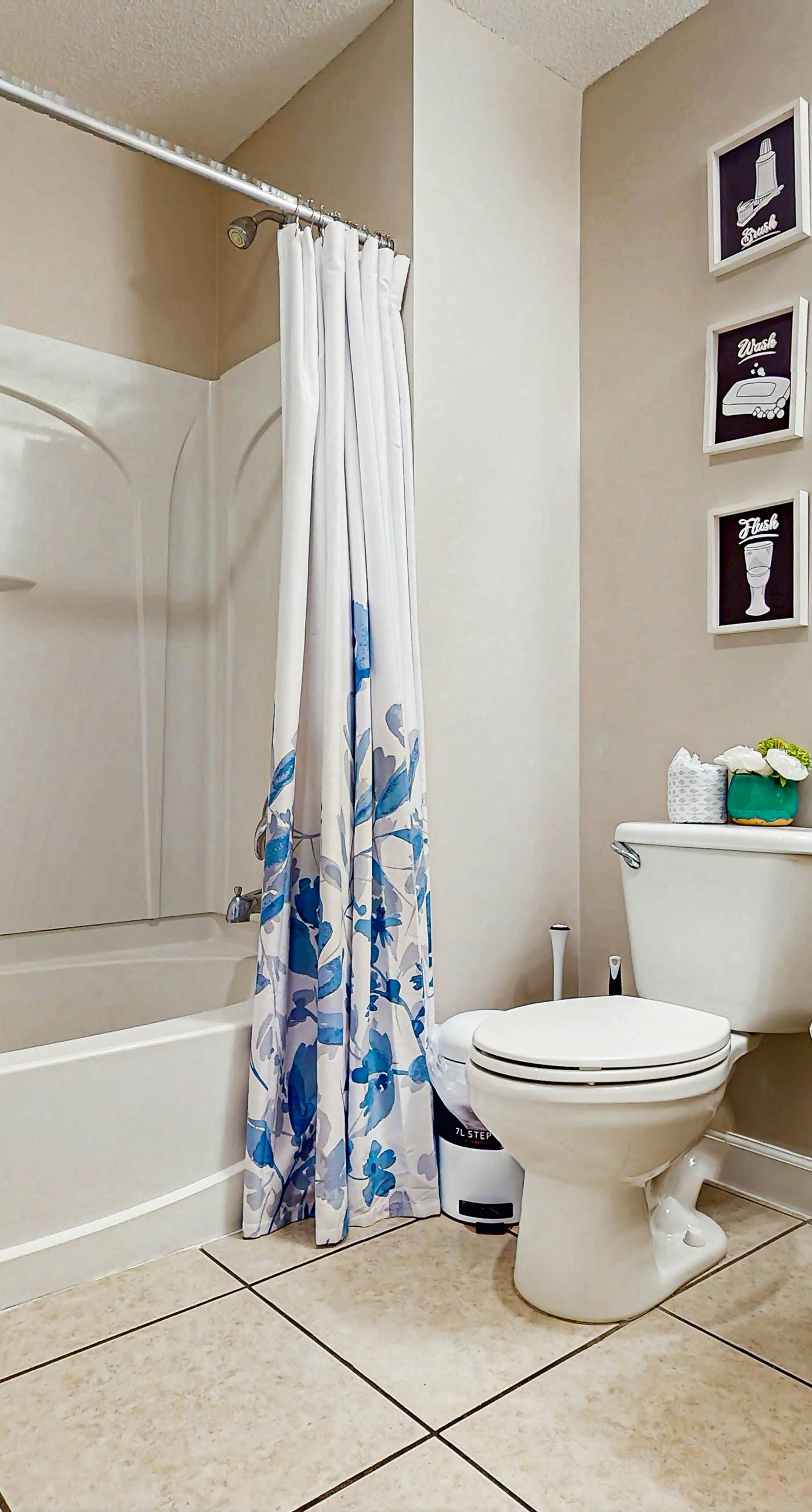 Oceanfront, 14th-floor condo with pool, ocean view & high-speed WiFi