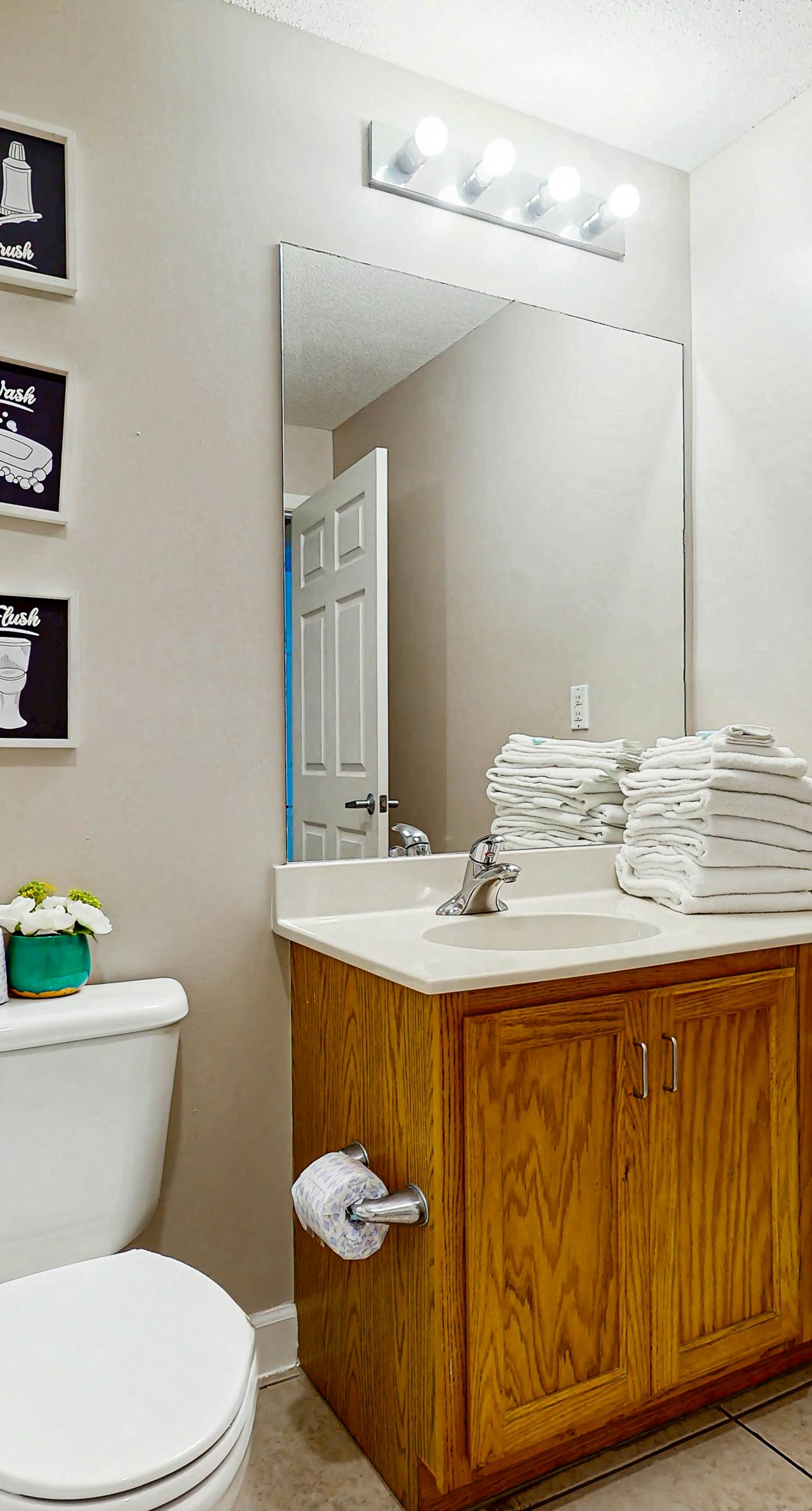 Oceanfront, 14th-floor condo with pool, ocean view & high-speed WiFi