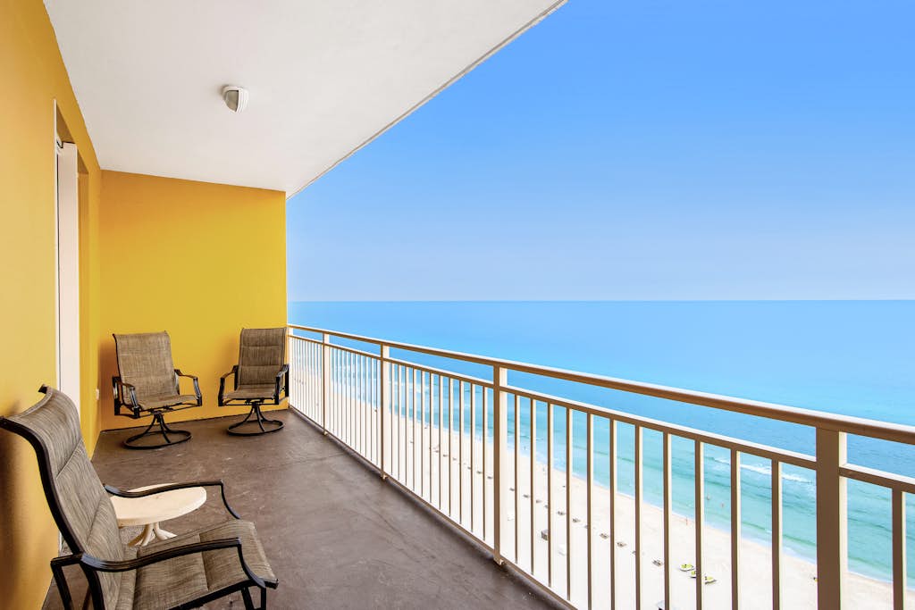 Oceanfront, 14th-floor condo with pool, ocean view & high-speed WiFi