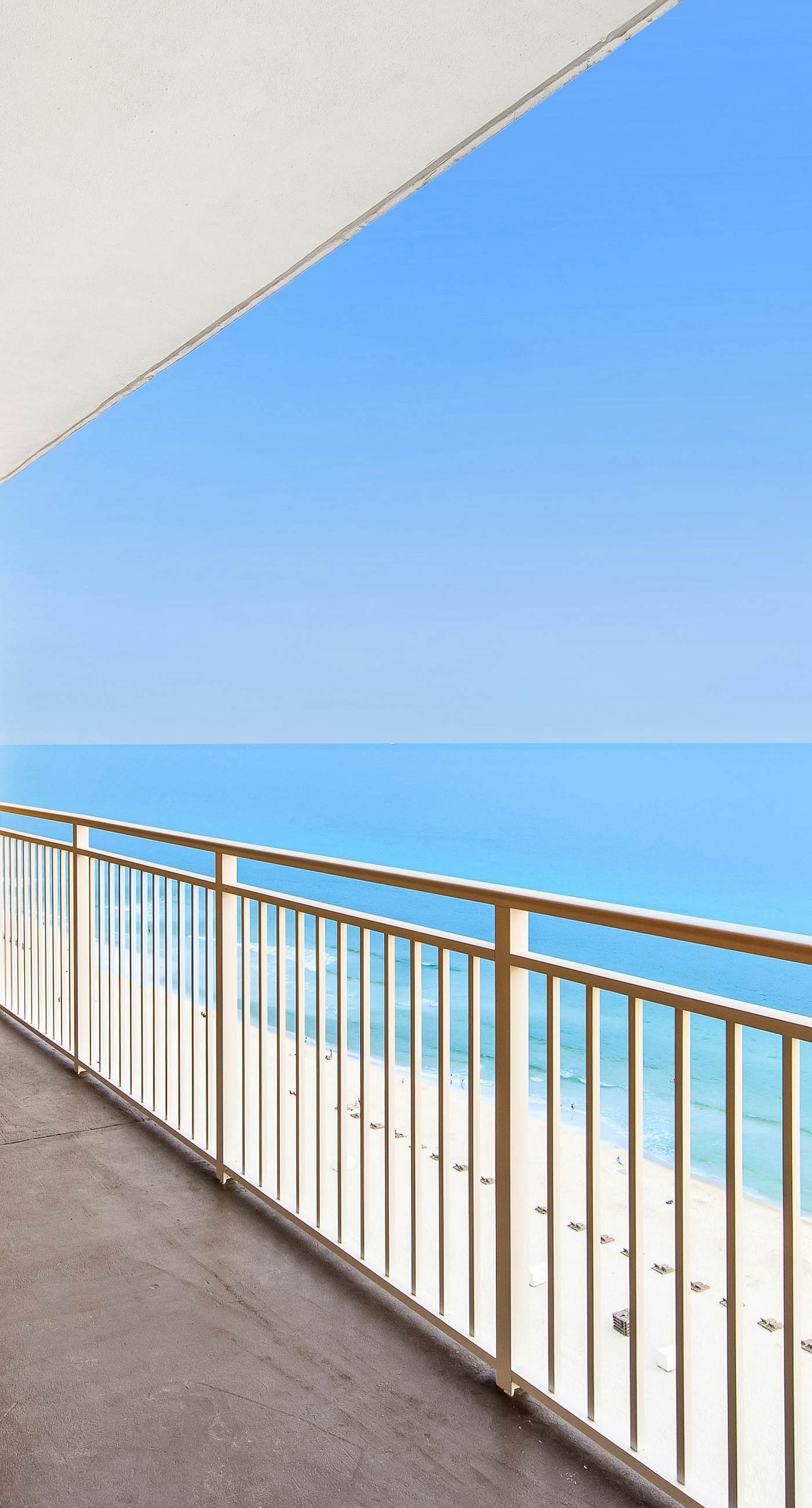 Oceanfront, 14th-floor condo with pool, ocean view & high-speed WiFi