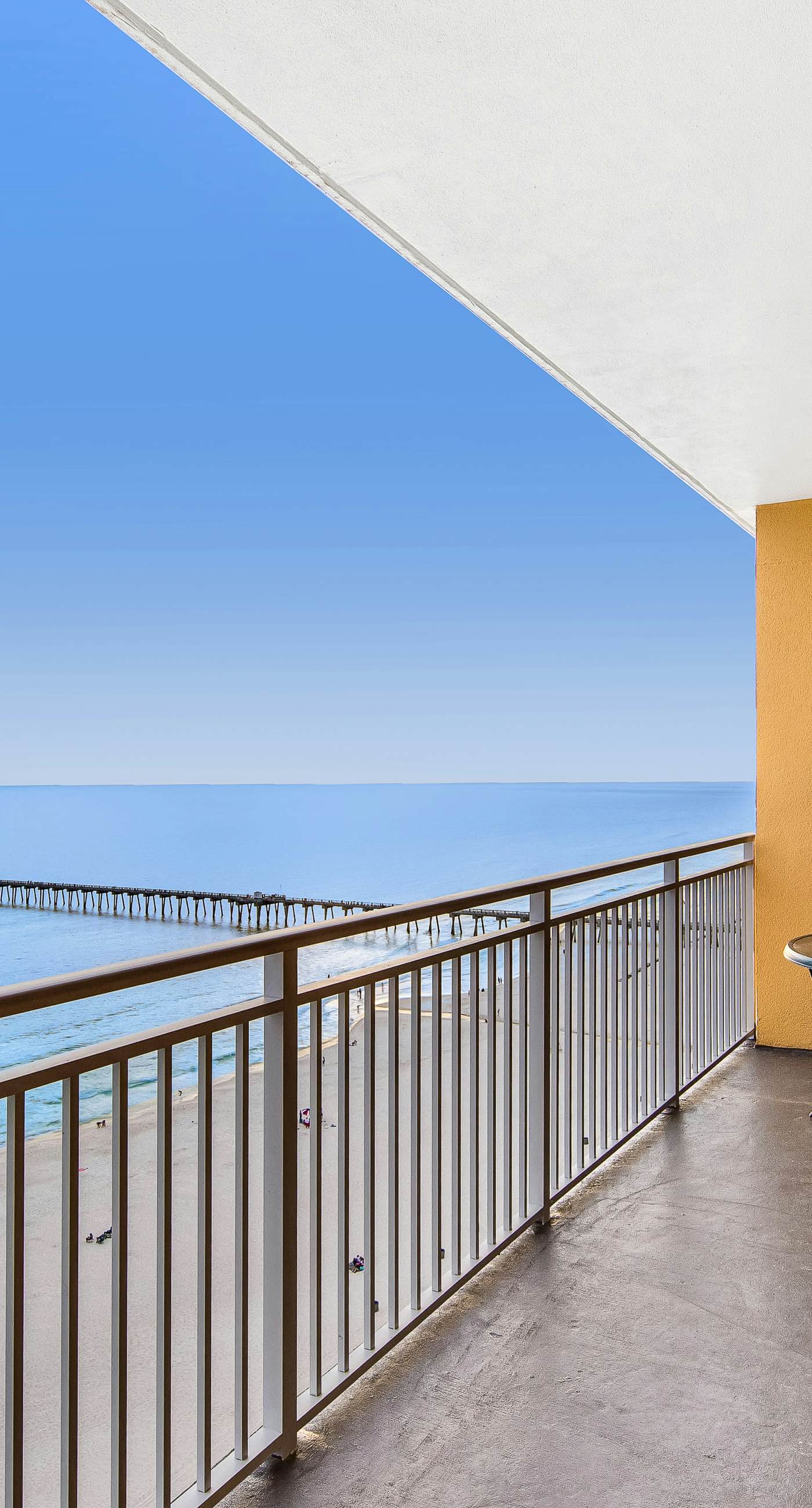 Oceanfront, 14th-floor condo with pool, ocean view & high-speed WiFi