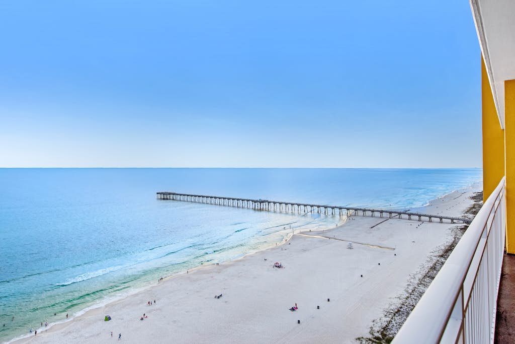Oceanfront, 14th-floor condo with pool, ocean view & high-speed WiFi