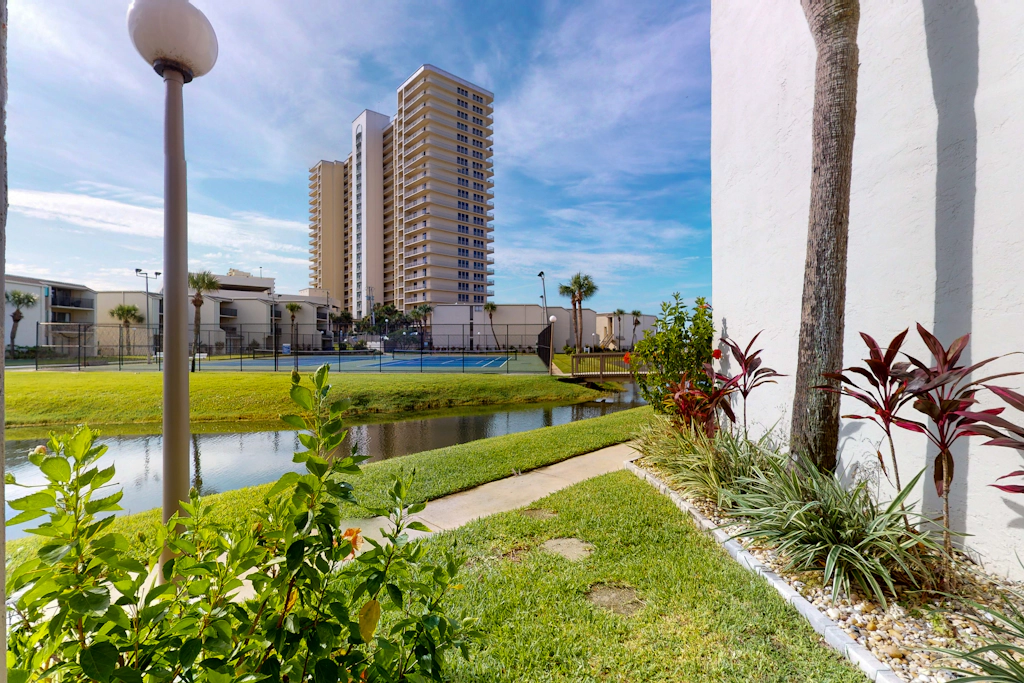 Charming, dog-friendly condo with a pool, tennis, beach access, & washer/dryer