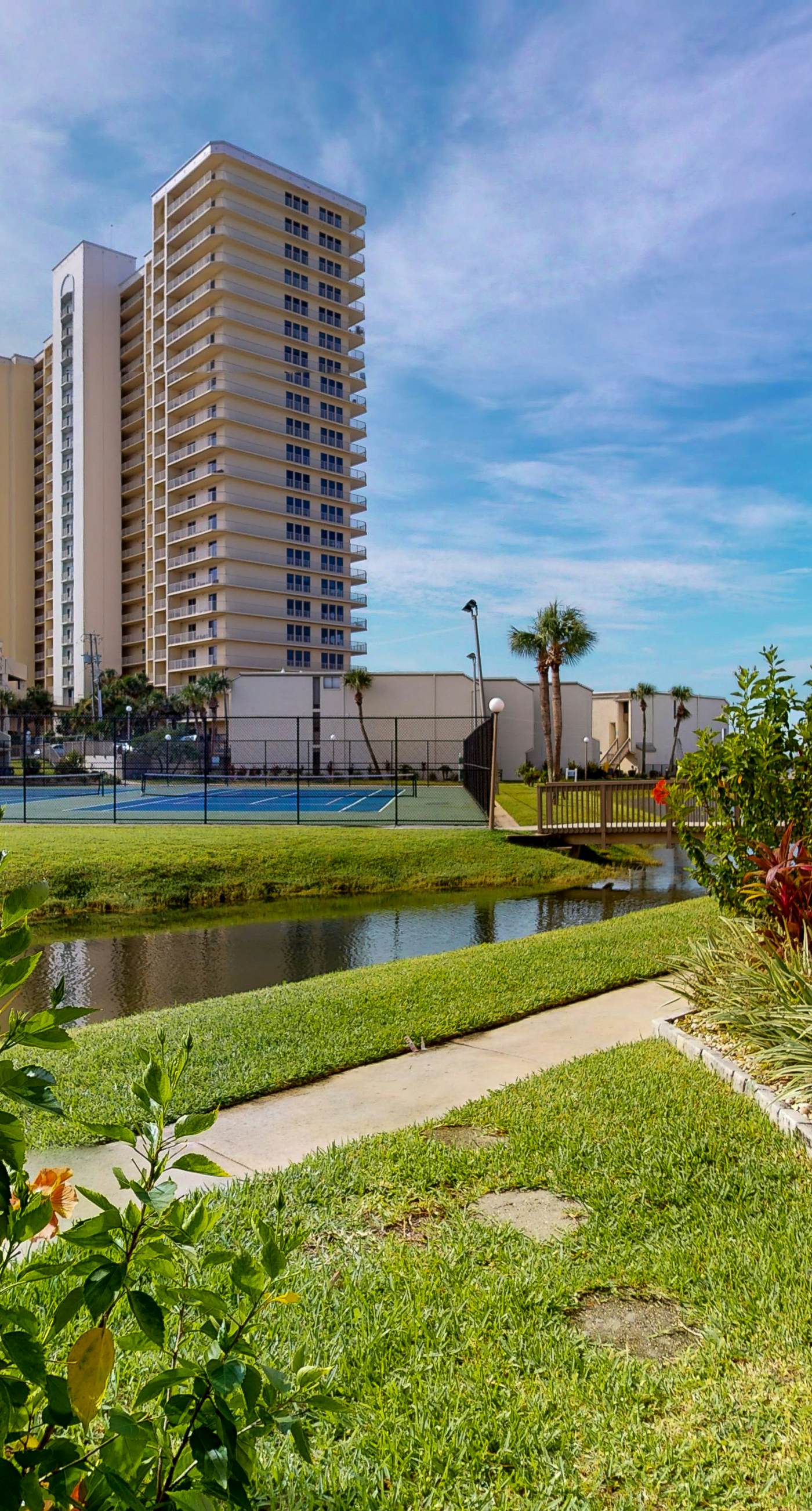 Charming, dog-friendly condo with a pool, tennis, beach access, & washer/dryer