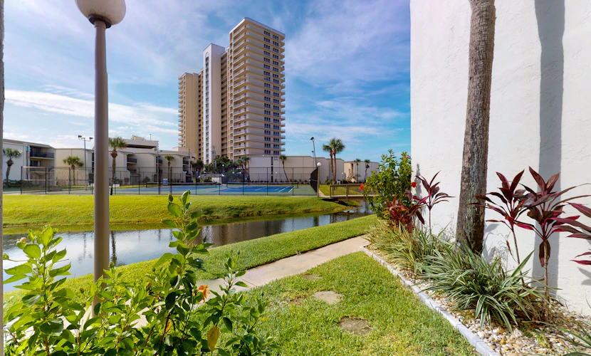 Charming, dog-friendly condo with a pool, tennis, beach access, & washer/dryer