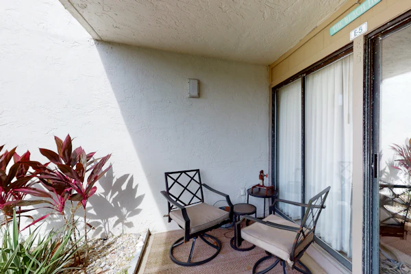 Charming, dog-friendly condo with a pool, tennis, beach access, & washer/dryer
